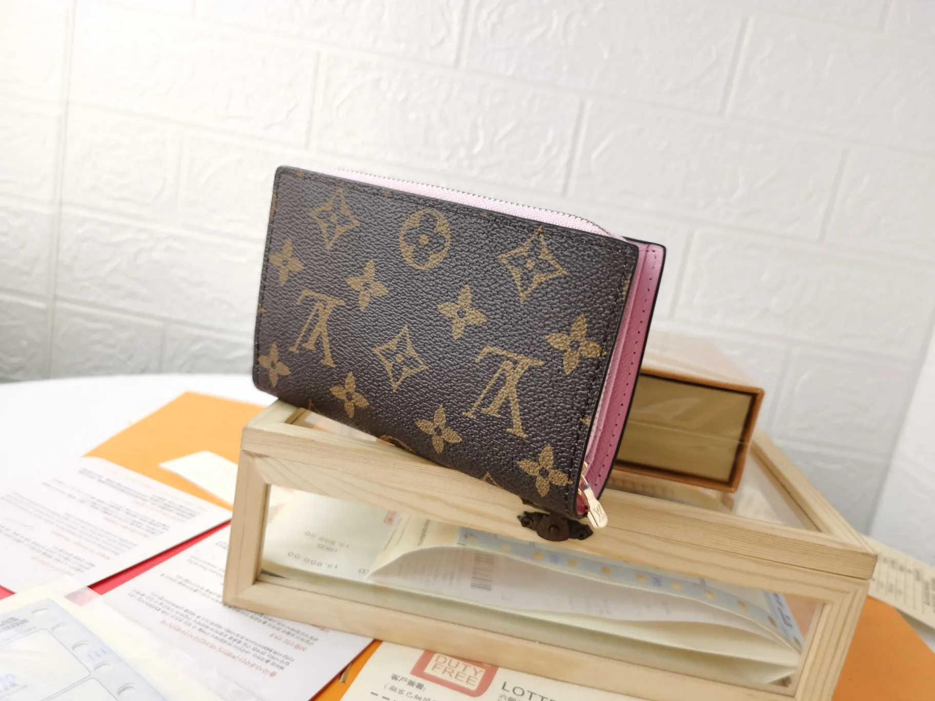 P140💰Top original version💎【Real shot with home background】M86366 is a checkered wallet that combines various styles and is made of canvas. It can carry credit cards, banknotes and money with you. The eye-catching buckle is engraved with the Louis Vuitton signature, and the gorgeous gold-toned brass rivets add sophistication.尺寸：13✖9cm