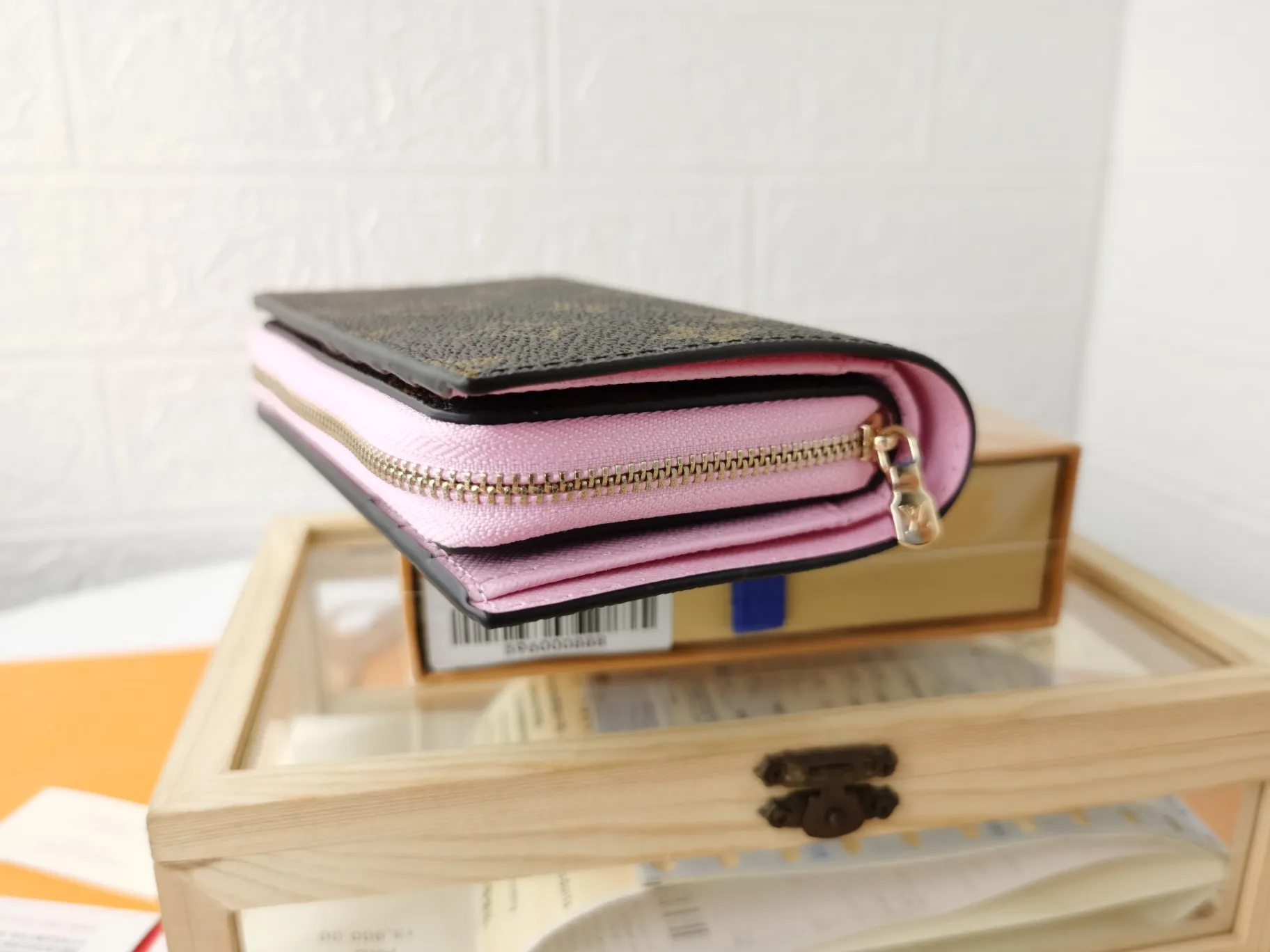 P140💰Top original version💎【Real shot with home background】M86366 is a checkered wallet that combines various styles and is made of canvas. It can carry credit cards, banknotes and money with you. The eye-catching buckle is engraved with the Louis Vuitton signature, and the gorgeous gold-toned brass rivets add sophistication.尺寸：13✖9cm