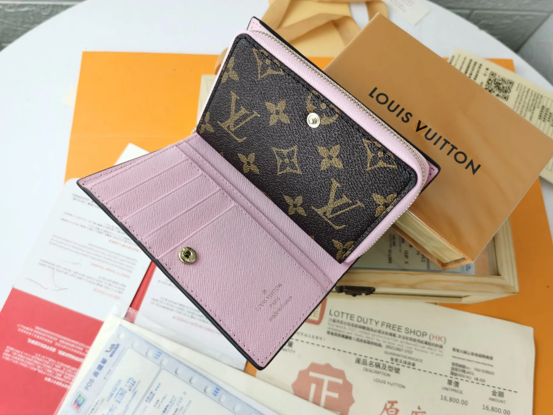 P140💰Top original version💎【Real shot with home background】M86366 is a checkered wallet that combines various styles and is made of canvas. It can carry credit cards, banknotes and money with you. The eye-catching buckle is engraved with the Louis Vuitton signature, and the gorgeous gold-toned brass rivets add sophistication.尺寸：13✖9cm