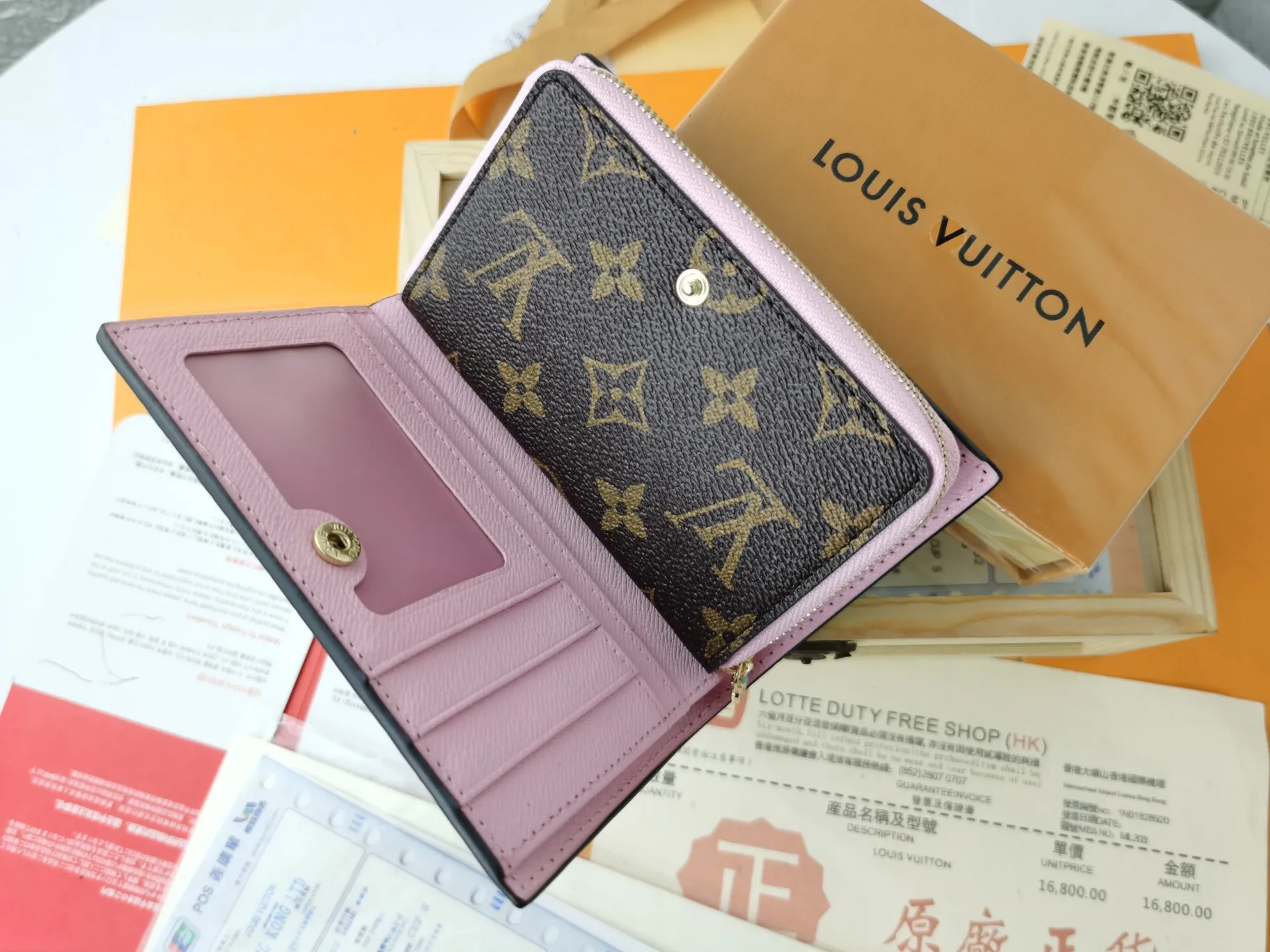 P140💰Top original version💎【Real shot with home background】M86366 is a checkered wallet that combines various styles and is made of canvas. It can carry credit cards, banknotes and money with you. The eye-catching buckle is engraved with the Louis Vuitton signature, and the gorgeous gold-toned brass rivets add sophistication.尺寸：13✖9cm