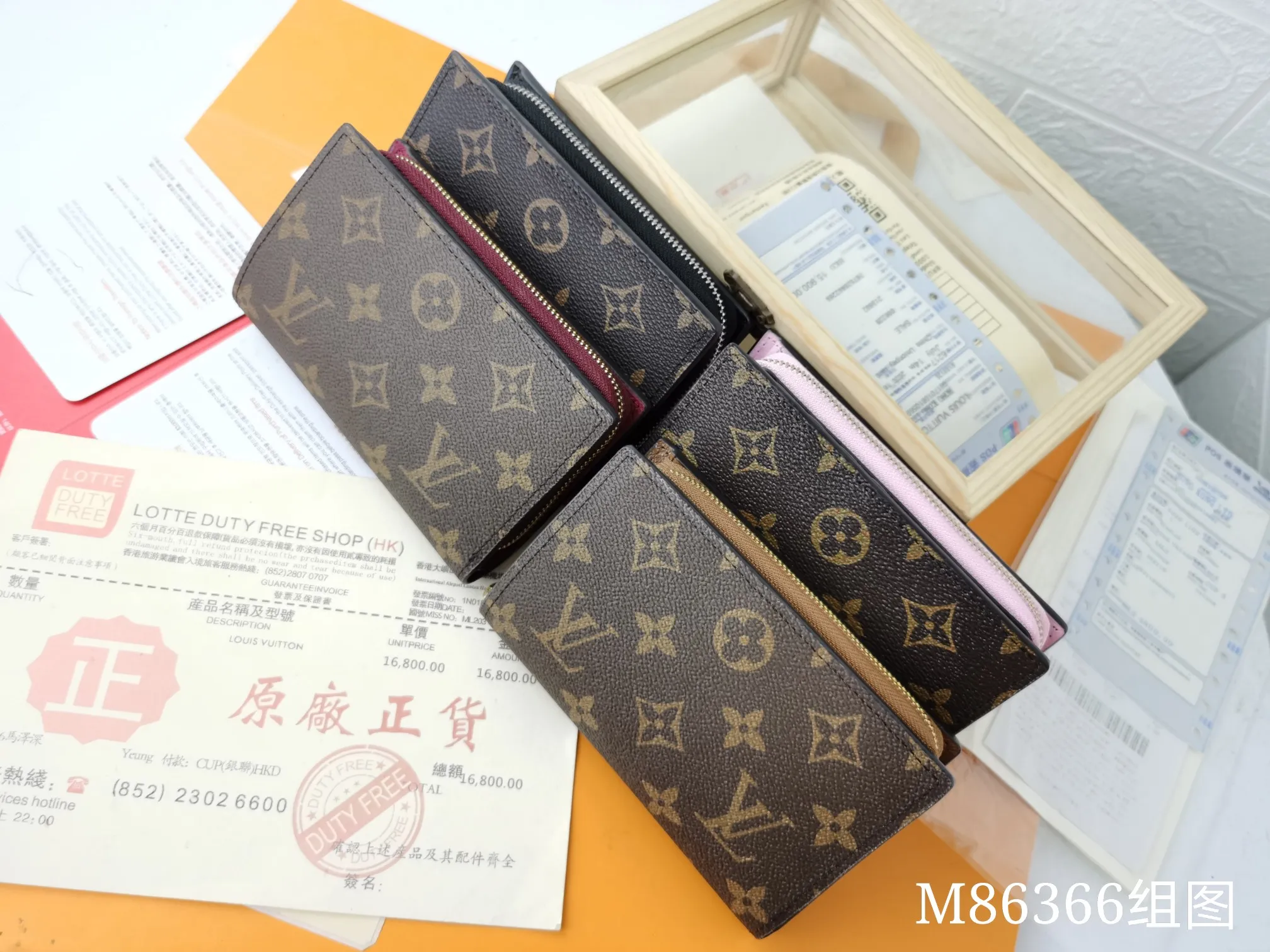 P140💰Top original version💎【Real shot with home background】M86366 is a checkered wallet that combines various styles and is made of canvas. It can carry credit cards, banknotes and money with you. The eye-catching buckle is engraved with the Louis Vuitton signature, and the gorgeous gold-toned brass rivets add sophistication.尺寸：13✖9cm