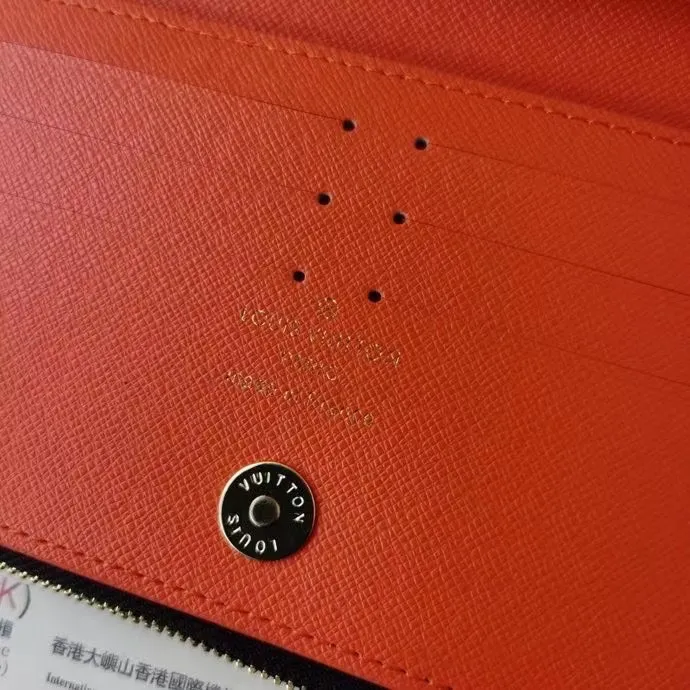 P130💰M61269 brown super practical model, still popular! Official website sync version! Combining Louis Vuitton's classic Monogram canvas material with a bright colored leather lining, the stylish Adele wallet features a modern thin design, two leather zippers and a magnetic clasp for easy opening. It also works as a clutch. 12 credit card slots, 2 zippered compartments for coins or a smartphone, 2 flat interior pockets, embossed cowhide leather lining, shiny gold-tone hardware. Size: 21.9.2