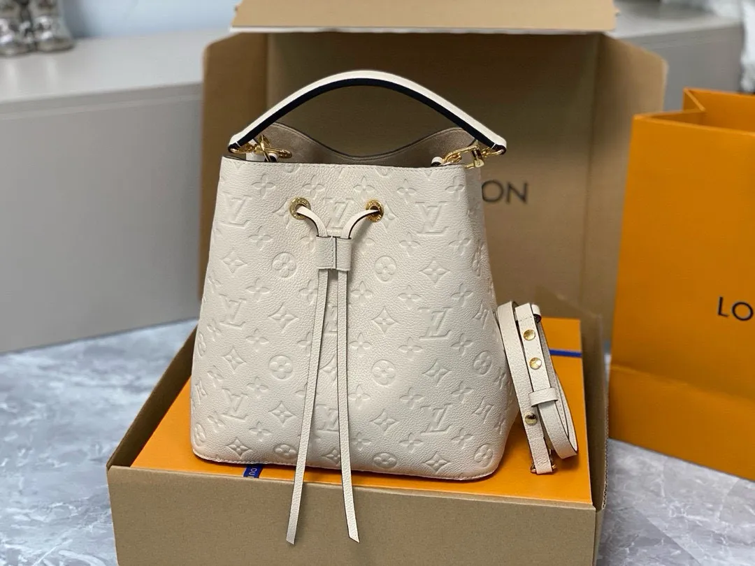 💰1060 (top layer leather) top original order] M46526 milk white full leather embossed bucket bag series NÉONOÉ medium handbag The NéoNoé medium bucket bag is one of Louis Vuitton's iconic designs. This time, it uses slightly shiny Monogram Empreinte leather, with soft colors to highlight the Monogram flower and LV letter embossing, and is paired with microfiber lining to flexibly integrate into the four-season look. The top handle and leather shoulder strap allow for multiple carrying options. Detailed features 26 x 26 x 17.5 cm.