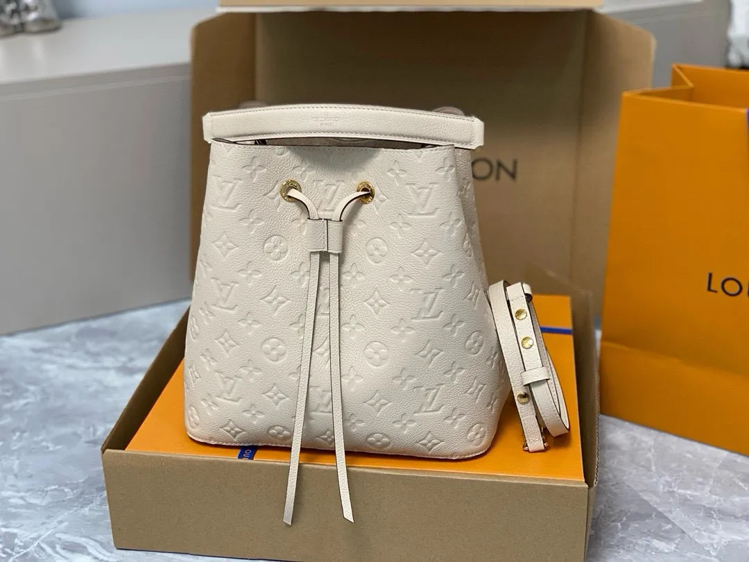 💰1060 (top layer leather) top original order] M46526 milk white full leather embossed bucket bag series NÉONOÉ medium handbag The NéoNoé medium bucket bag is one of Louis Vuitton's iconic designs. This time, it uses slightly shiny Monogram Empreinte leather, with soft colors to highlight the Monogram flower and LV letter embossing, and is paired with microfiber lining to flexibly integrate into the four-season look. The top handle and leather shoulder strap allow for multiple carrying options. Detailed features 26 x 26 x 17.5 cm.