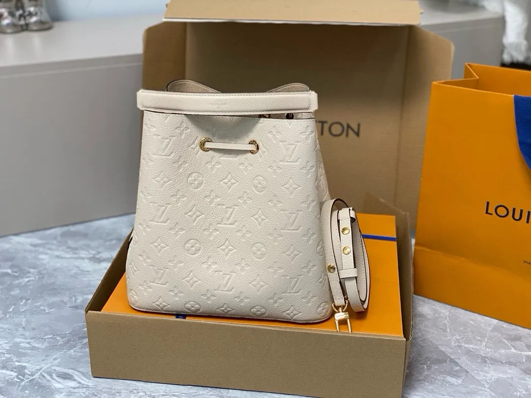 💰1060 (top layer leather) top original order] M46526 milk white full leather embossed bucket bag series NÉONOÉ medium handbag The NéoNoé medium bucket bag is one of Louis Vuitton's iconic designs. This time, it uses slightly shiny Monogram Empreinte leather, with soft colors to highlight the Monogram flower and LV letter embossing, and is paired with microfiber lining to flexibly integrate into the four-season look. The top handle and leather shoulder strap allow for multiple carrying options. Detailed features 26 x 26 x 17.5 cm.
