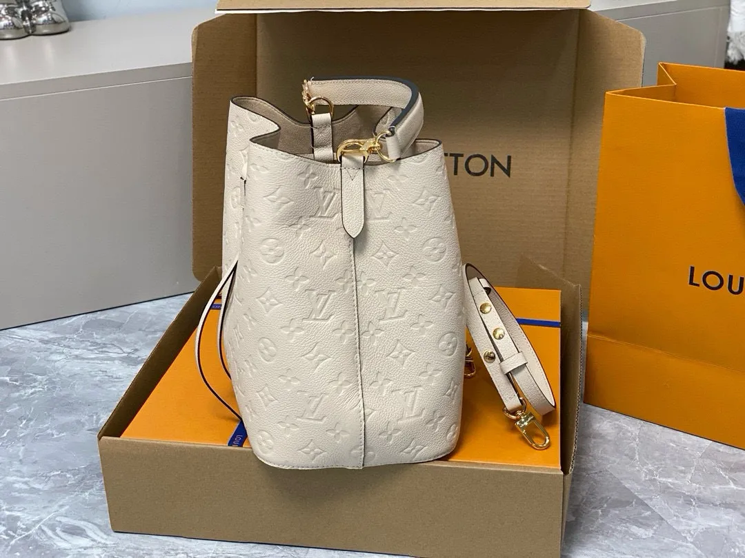 💰1060 (top layer leather) top original order] M46526 milk white full leather embossed bucket bag series NÉONOÉ medium handbag The NéoNoé medium bucket bag is one of Louis Vuitton's iconic designs. This time, it uses slightly shiny Monogram Empreinte leather, with soft colors to highlight the Monogram flower and LV letter embossing, and is paired with microfiber lining to flexibly integrate into the four-season look. The top handle and leather shoulder strap allow for multiple carrying options. Detailed features 26 x 26 x 17.5 cm.
