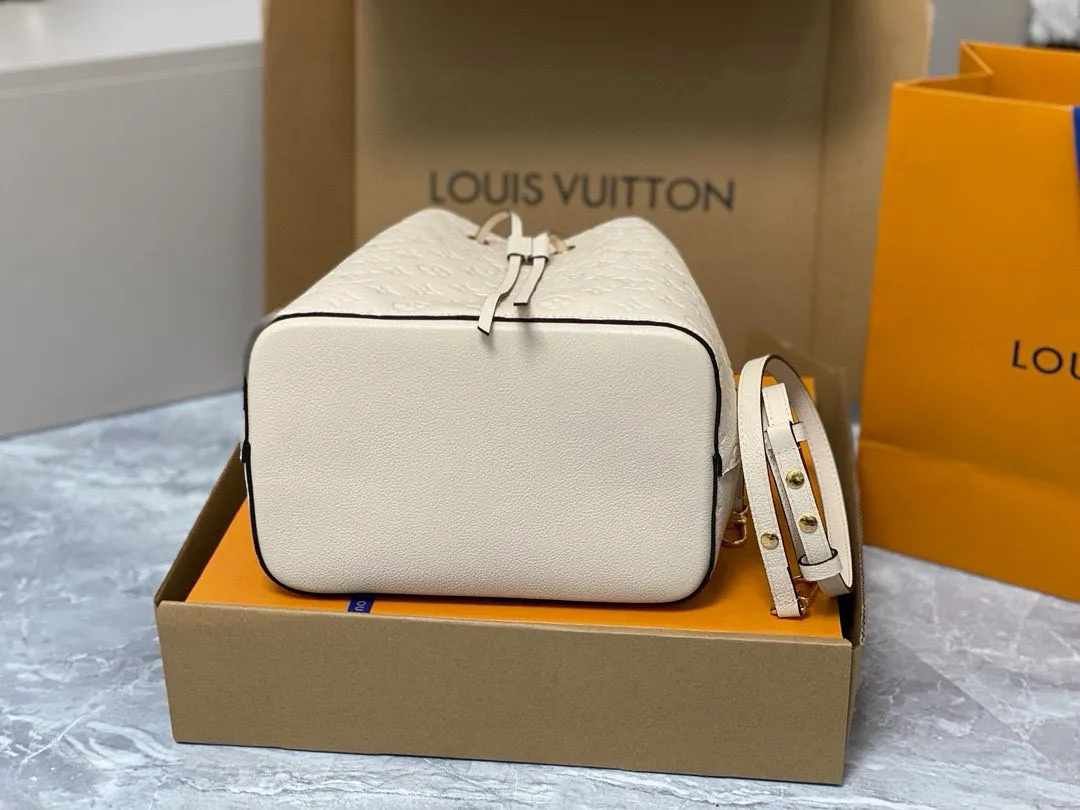 💰1060 (top layer leather) top original order] M46526 milk white full leather embossed bucket bag series NÉONOÉ medium handbag The NéoNoé medium bucket bag is one of Louis Vuitton's iconic designs. This time, it uses slightly shiny Monogram Empreinte leather, with soft colors to highlight the Monogram flower and LV letter embossing, and is paired with microfiber lining to flexibly integrate into the four-season look. The top handle and leather shoulder strap allow for multiple carrying options. Detailed features 26 x 26 x 17.5 cm.