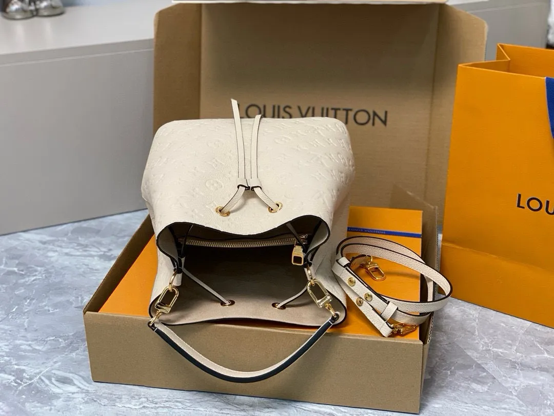 💰1060 (top layer leather) top original order] M46526 milk white full leather embossed bucket bag series NÉONOÉ medium handbag The NéoNoé medium bucket bag is one of Louis Vuitton's iconic designs. This time, it uses slightly shiny Monogram Empreinte leather, with soft colors to highlight the Monogram flower and LV letter embossing, and is paired with microfiber lining to flexibly integrate into the four-season look. The top handle and leather shoulder strap allow for multiple carrying options. Detailed features 26 x 26 x 17.5 cm.
