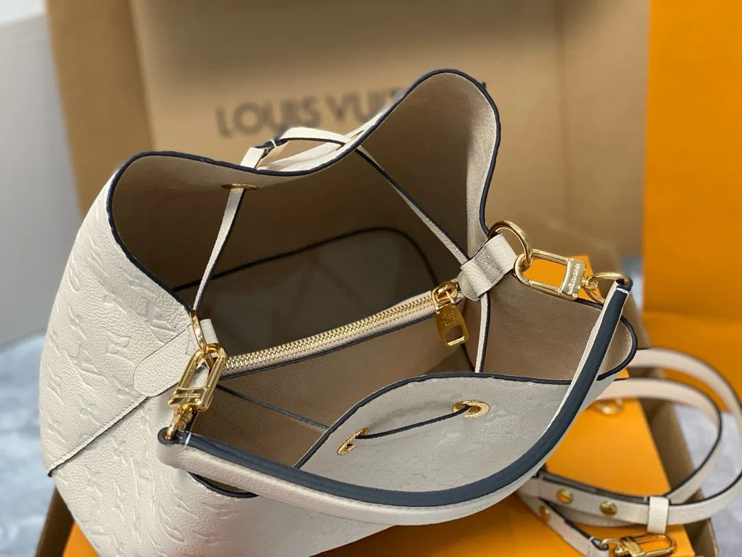 💰1060 (top layer leather) top original order] M46526 milk white full leather embossed bucket bag series NÉONOÉ medium handbag The NéoNoé medium bucket bag is one of Louis Vuitton's iconic designs. This time, it uses slightly shiny Monogram Empreinte leather, with soft colors to highlight the Monogram flower and LV letter embossing, and is paired with microfiber lining to flexibly integrate into the four-season look. The top handle and leather shoulder strap allow for multiple carrying options. Detailed features 26 x 26 x 17.5 cm.