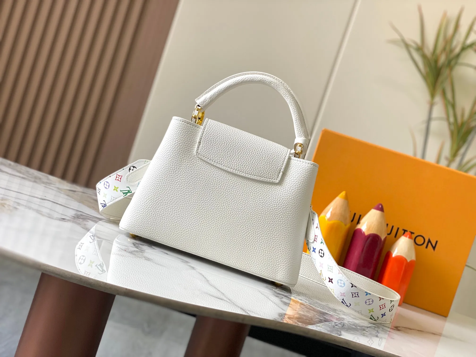 p460 [Guangzhou top quality original version] Capucines BB Model: 12353 white 33 colors Material: litchi pattern Hardware upgrade Highlights: LV initials, unique edge ring, fine Monogram flowers on the flip cover. Size: 27×18×9cm