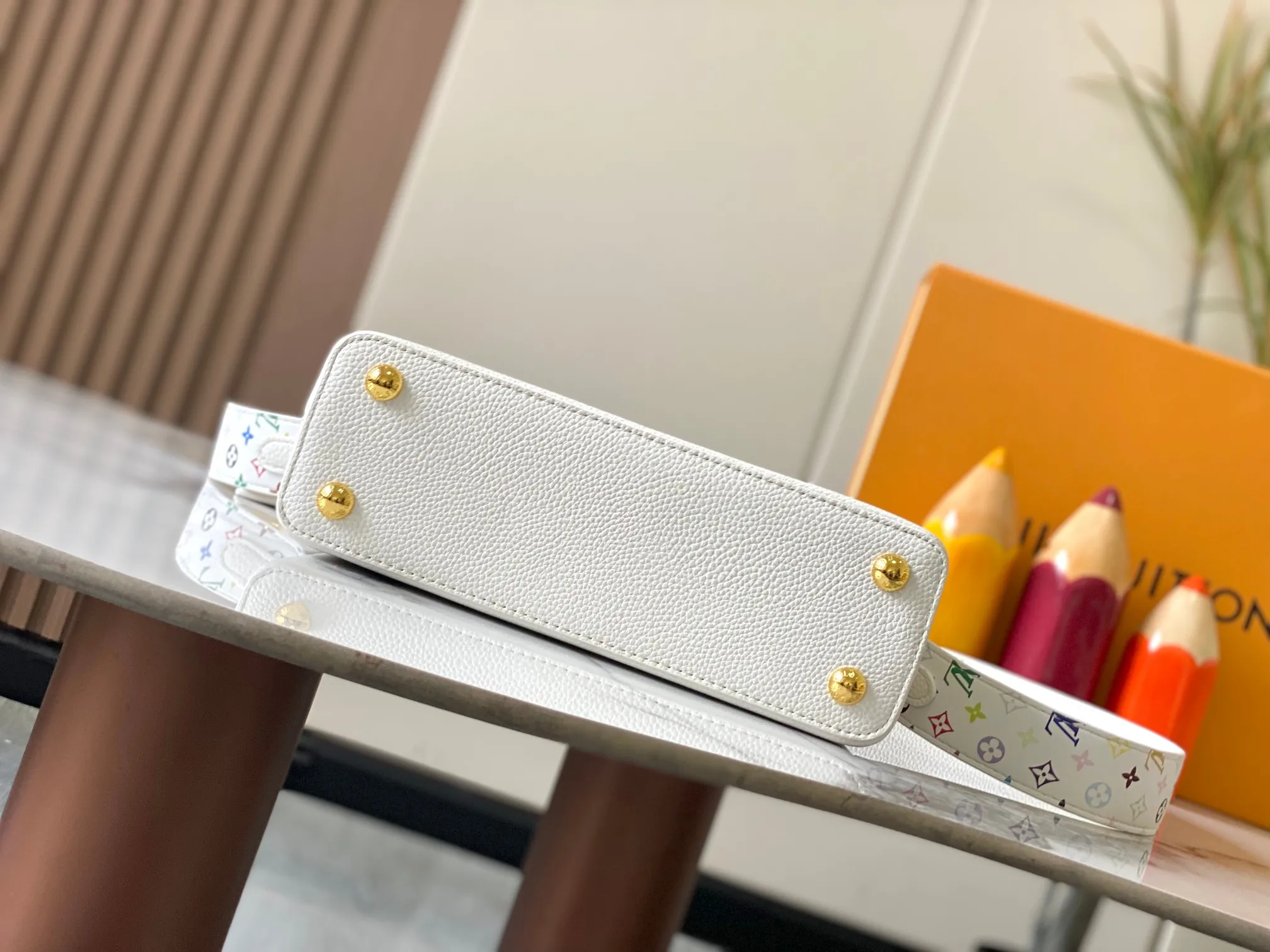 p460 [Guangzhou top quality original version] Capucines BB Model: 12353 white 33 colors Material: litchi pattern Hardware upgrade Highlights: LV initials, unique edge ring, fine Monogram flowers on the flip cover. Size: 27×18×9cm