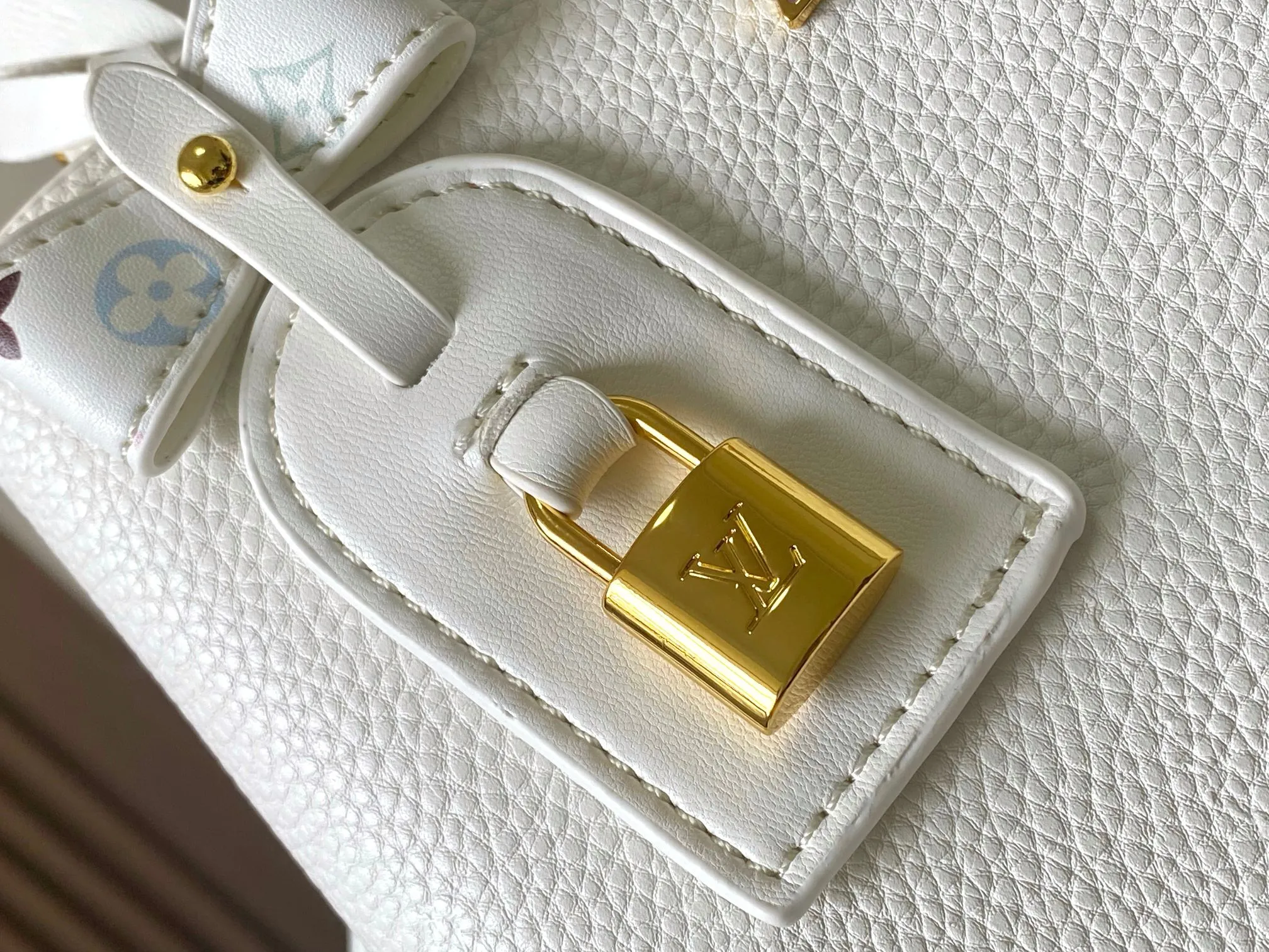 p460 [Guangzhou top quality original version] Capucines BB Model: 12353 white 33 colors Material: litchi pattern Hardware upgrade Highlights: LV initials, unique edge ring, fine Monogram flowers on the flip cover. Size: 27×18×9cm