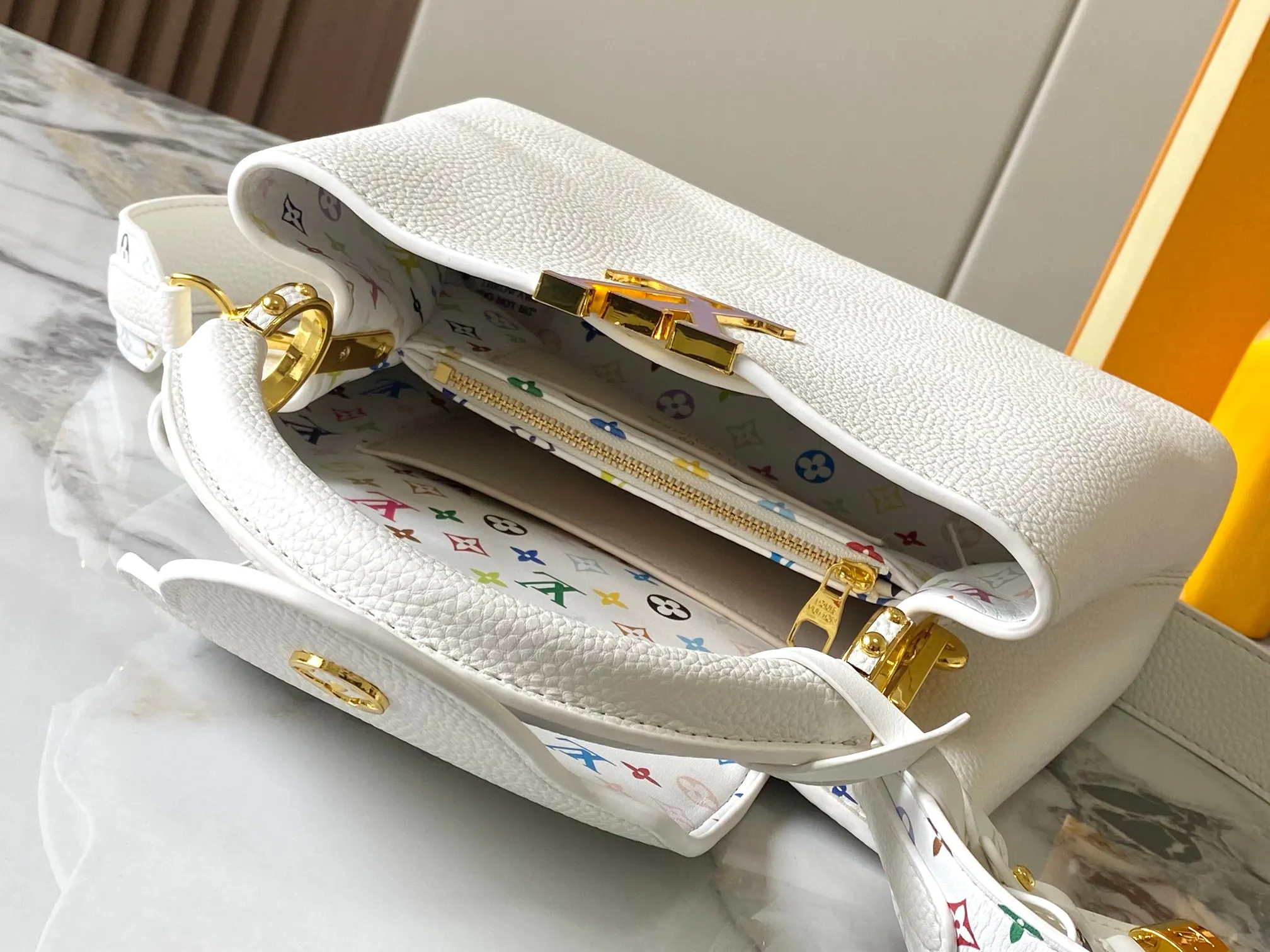 p460 [Guangzhou top quality original version] Capucines BB Model: 12353 white 33 colors Material: litchi pattern Hardware upgrade Highlights: LV initials, unique edge ring, fine Monogram flowers on the flip cover. Size: 27×18×9cm