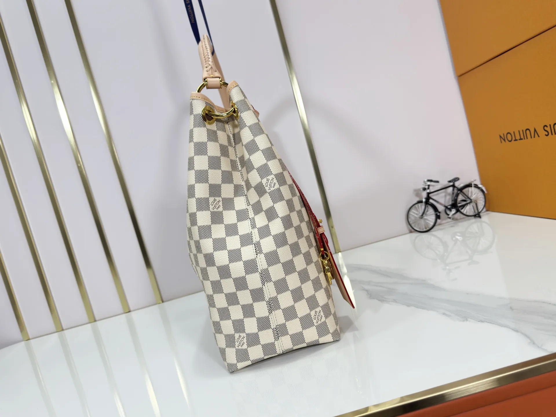 P280 upgrades the original M25877 Again handbag, a new interpretation of the iconic Artsy design first launched in 2010, now more flexible, more iconic and more refined. Rooted in LV’s DNA, this bag pays homage to Louis Vuitton’s craftsmanship with its classic Monogram canvas base, hand-woven handles and customizable name tag. It's spacious enough to hold a laptop and opens to reveal multiple pockets. Gold hooks can be used to hang playful accessories! ! Size:50x30x15.5CM