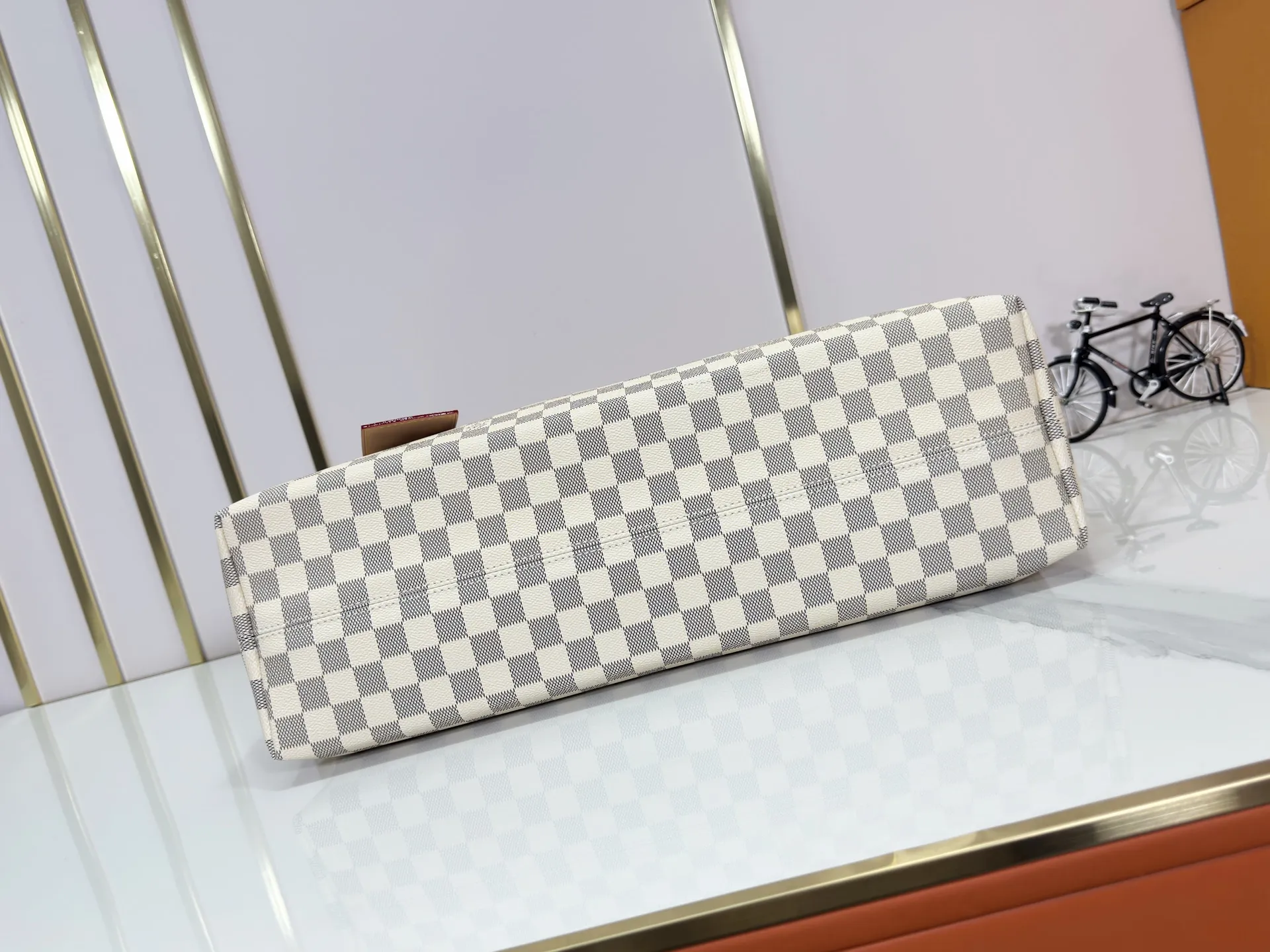 P280 upgrades the original M25877 Again handbag, a new interpretation of the iconic Artsy design first launched in 2010, now more flexible, more iconic and more refined. Rooted in LV’s DNA, this bag pays homage to Louis Vuitton’s craftsmanship with its classic Monogram canvas base, hand-woven handles and customizable name tag. It's spacious enough to hold a laptop and opens to reveal multiple pockets. Gold hooks can be used to hang playful accessories! ! Size:50x30x15.5CM