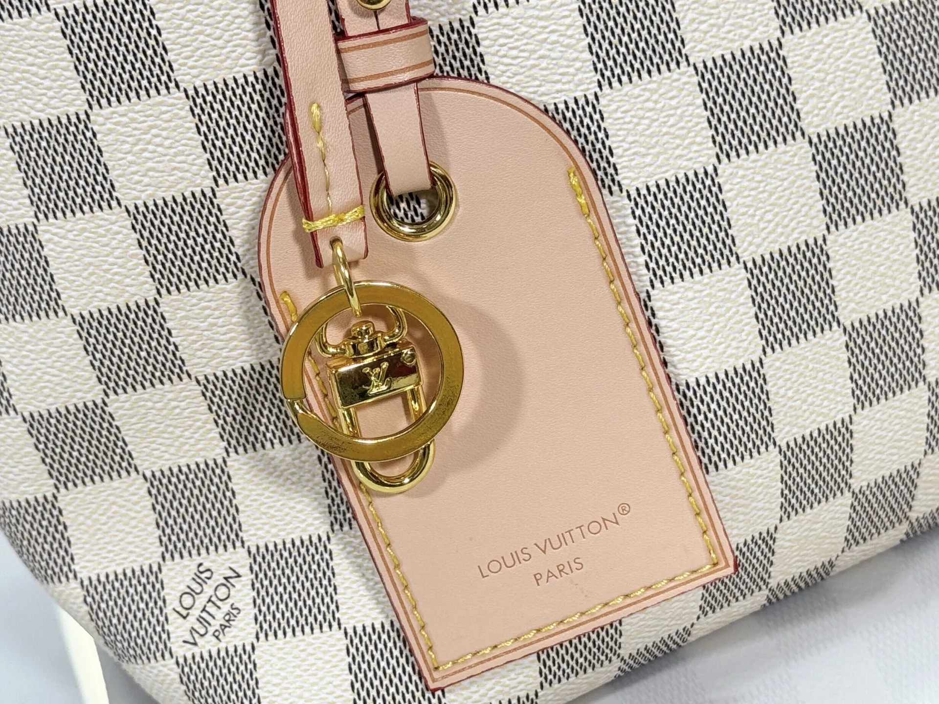 P280 upgrades the original M25877 Again handbag, a new interpretation of the iconic Artsy design first launched in 2010, now more flexible, more iconic and more refined. Rooted in LV’s DNA, this bag pays homage to Louis Vuitton’s craftsmanship with its classic Monogram canvas base, hand-woven handles and customizable name tag. It's spacious enough to hold a laptop and opens to reveal multiple pockets. Gold hooks can be used to hang playful accessories! ! Size:50x30x15.5CM