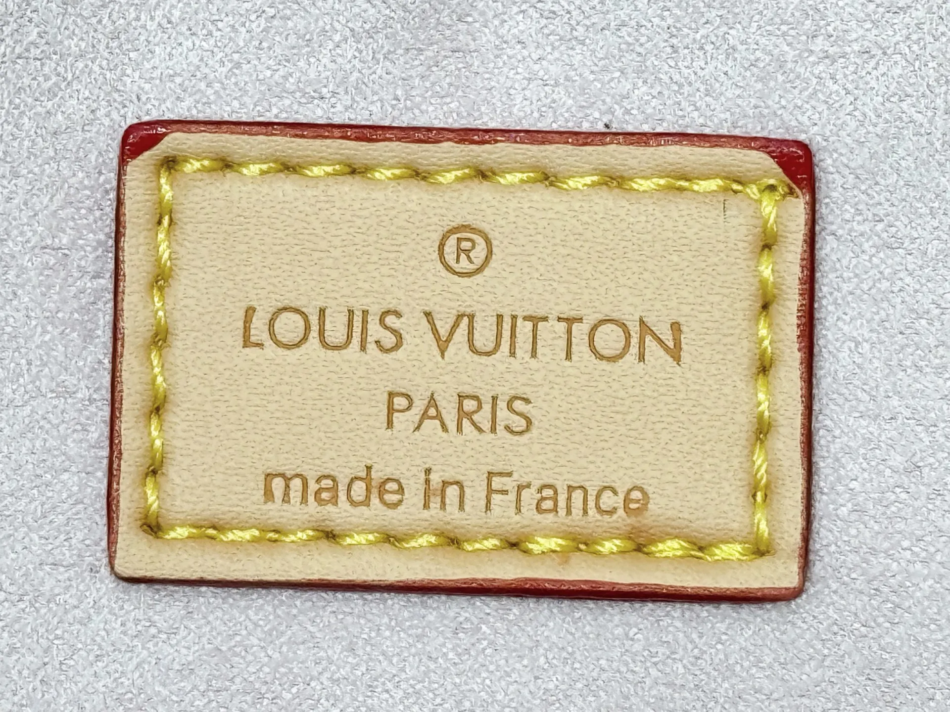 P280 upgrades the original M25877 Again handbag, a new interpretation of the iconic Artsy design first launched in 2010, now more flexible, more iconic and more refined. Rooted in LV’s DNA, this bag pays homage to Louis Vuitton’s craftsmanship with its classic Monogram canvas base, hand-woven handles and customizable name tag. It's spacious enough to hold a laptop and opens to reveal multiple pockets. Gold hooks can be used to hang playful accessories! ! Size:50x30x15.5CM