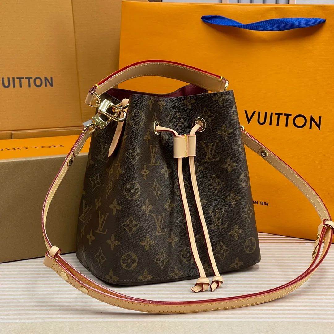 [Upgraded version] P640🐶Upgraded version. High quality. Semi-steel hardware M46581❣️🐶 Comes with complete packaging.❣️NÉONOÉ BB handbag. Classic Monogram canvas and distressed leather create unique handbags. One of Louis Vuitton's iconic handbags-Néo Noé BB handbag is also included in this list. Item can be styled in a variety of ways with removable handles and removable and adjustable straps Dimensions: 20 x 20 x 13 cm