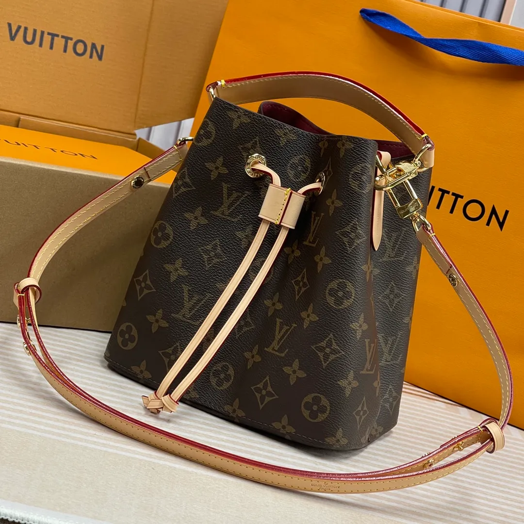 [Upgraded version] P640🐶Upgraded version. High quality. Semi-steel hardware M46581❣️🐶 Comes with complete packaging.❣️NÉONOÉ BB handbag. Classic Monogram canvas and distressed leather create unique handbags. One of Louis Vuitton's iconic handbags-Néo Noé BB handbag is also included in this list. Item can be styled in a variety of ways with removable handles and removable and adjustable straps Dimensions: 20 x 20 x 13 cm