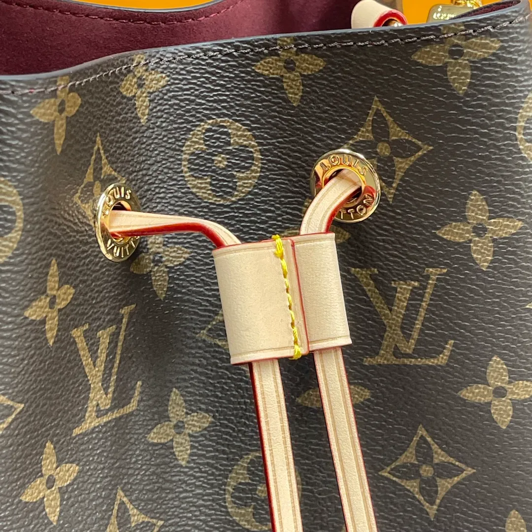 [Upgraded version] P640🐶Upgraded version. High quality. Semi-steel hardware M46581❣️🐶 Comes with complete packaging.❣️NÉONOÉ BB handbag. Classic Monogram canvas and distressed leather create unique handbags. One of Louis Vuitton's iconic handbags-Néo Noé BB handbag is also included in this list. Item can be styled in a variety of ways with removable handles and removable and adjustable straps Dimensions: 20 x 20 x 13 cm