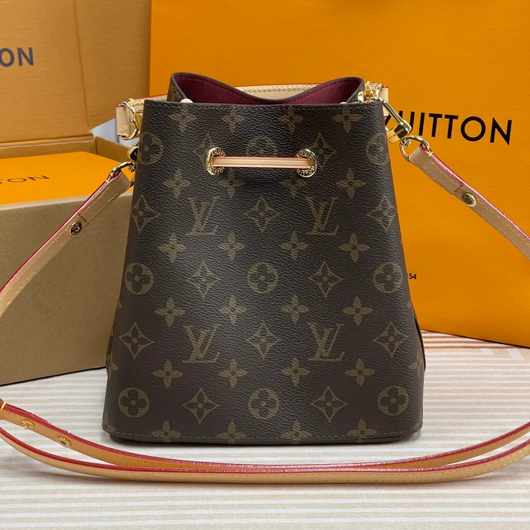[Upgraded version] P640🐶Upgraded version. High quality. Semi-steel hardware M46581❣️🐶 Comes with complete packaging.❣️NÉONOÉ BB handbag. Classic Monogram canvas and distressed leather create unique handbags. One of Louis Vuitton's iconic handbags-Néo Noé BB handbag is also included in this list. Item can be styled in a variety of ways with removable handles and removable and adjustable straps Dimensions: 20 x 20 x 13 cm