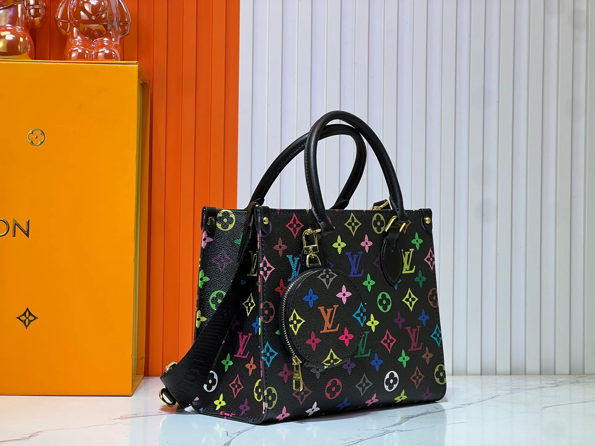 Batch 320💰Upgraded original M46373 Murakami Takashi white tricolor black tricolor This OnTheGo small handbag is made of Monogram and Monogram Reverse canvas, with the Monogram Giant pattern embellished on it. The Toron handle and the jacquard textured shoulder strap decorated with the brand's logo create a visual contrast, and the detachable coin bag is suitable for storing change or small items. It combines fashionable charm with various functions, making it a good daily companion. 25.0 x 19.0 x 11.5 cm (length x height x width)
