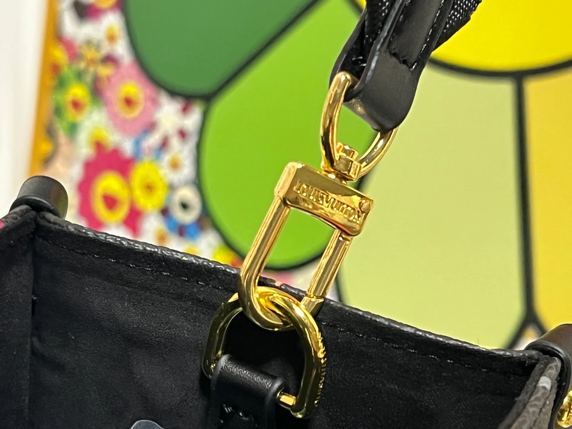 Batch 320💰Upgraded original M46373 Murakami Takashi white tricolor black tricolor This OnTheGo small handbag is made of Monogram and Monogram Reverse canvas, with the Monogram Giant pattern embellished on it. The Toron handle and the jacquard textured shoulder strap decorated with the brand's logo create a visual contrast, and the detachable coin bag is suitable for storing change or small items. It combines fashionable charm with various functions, making it a good daily companion. 25.0 x 19.0 x 11.5 cm (length x height x width)
