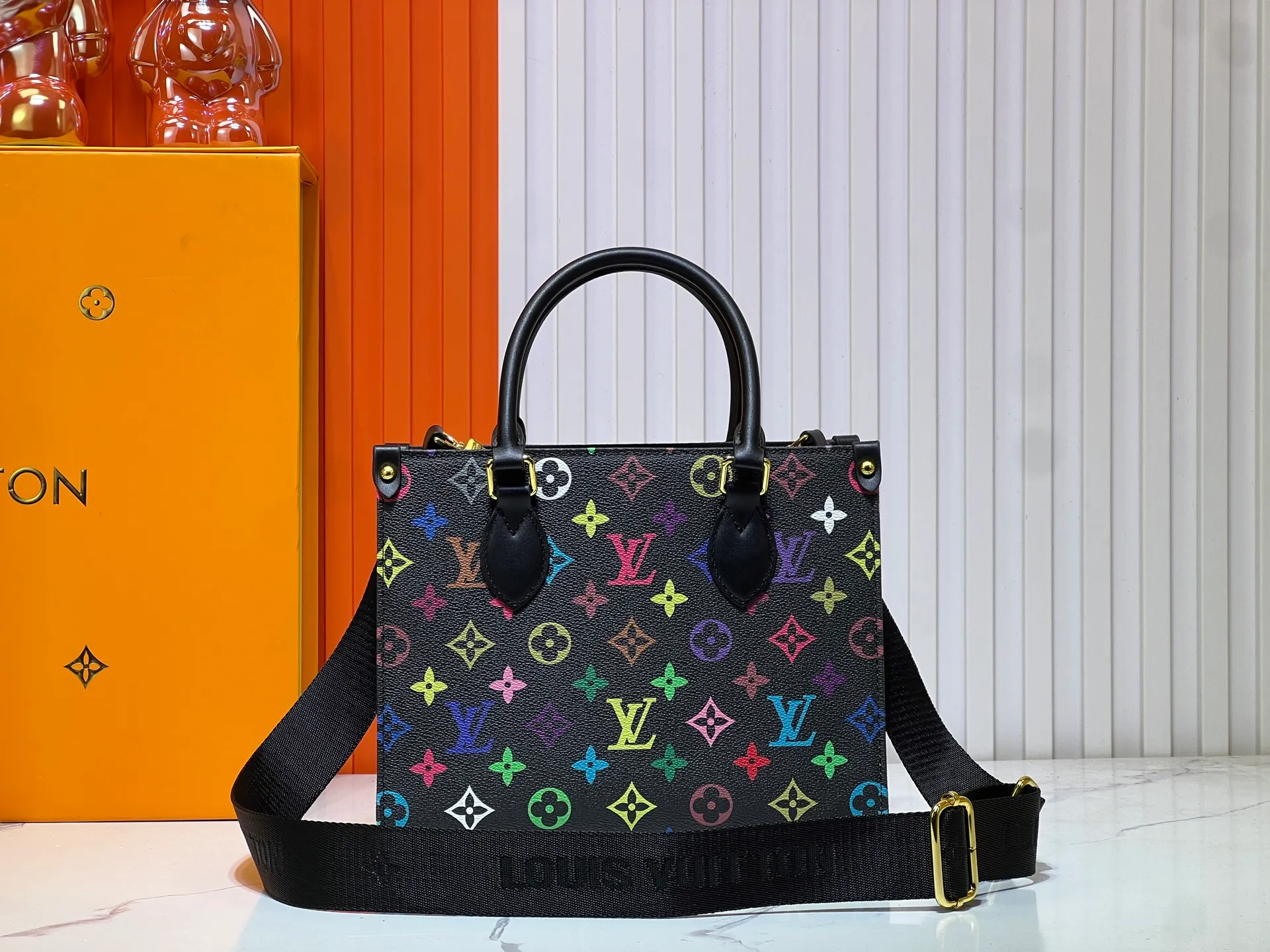 Batch 320💰Upgraded original M46373 Murakami Takashi white tricolor black tricolor This OnTheGo small handbag is made of Monogram and Monogram Reverse canvas, with the Monogram Giant pattern embellished on it. The Toron handle and the jacquard textured shoulder strap decorated with the brand's logo create a visual contrast, and the detachable coin bag is suitable for storing change or small items. It combines fashionable charm with various functions, making it a good daily companion. 25.0 x 19.0 x 11.5 cm (length x height x width)