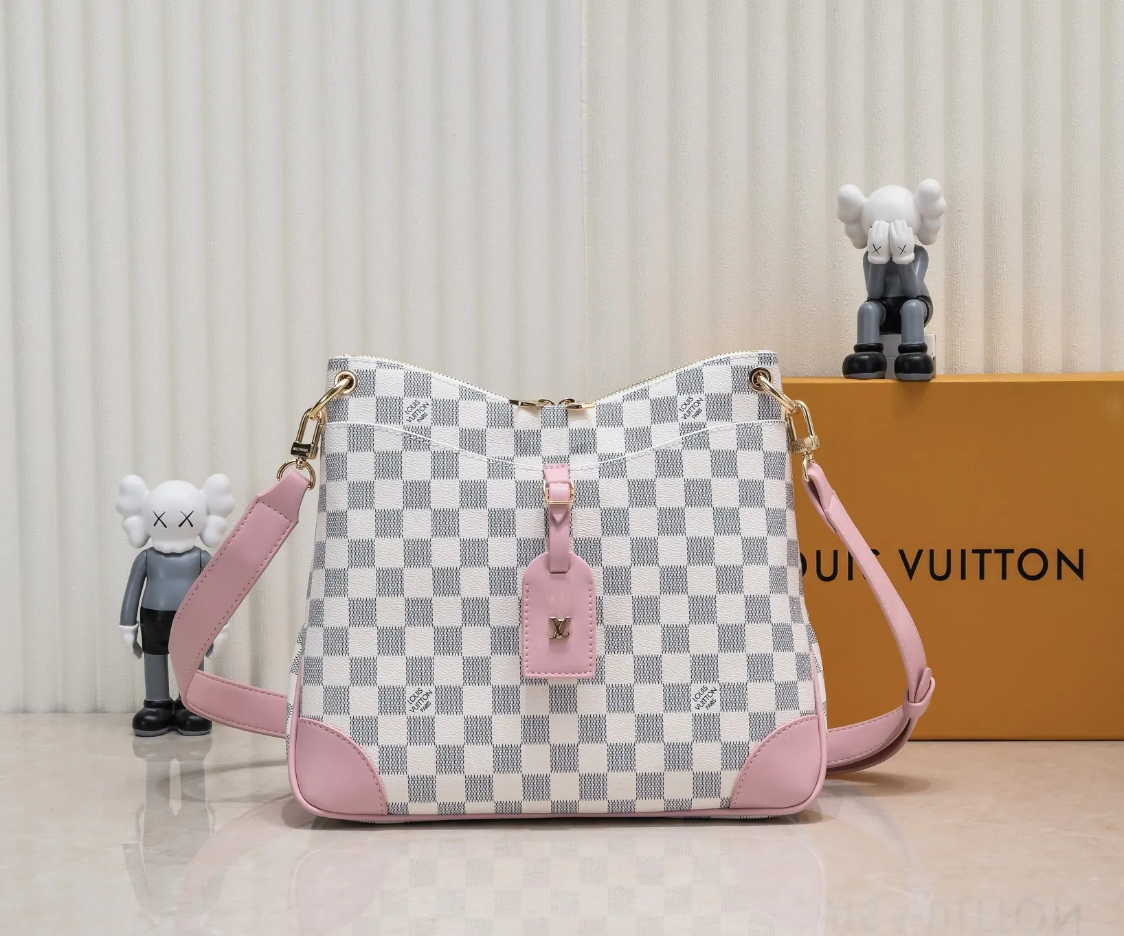 💰Large 300💰💰Small 280💰Upgraded from the original M45353 M45354 M45355 A new Odeon medium and small handbag is launched in the autumn and winter of 2020, using Monogram canvas and reinforced leather corners to convey a retro feel. The adjustable shoulder strap makes it easy to carry on the shoulder or across the body, and the zipper allows easy access to your belongings. Monogram coated canvas Semi-distressed vegetable tanned leather Natural cowhide and colorful cowhide trim Fabric lining Metal hardware Leather corners Shoulder strap loops Double zip closure External patch pocket with magnetic closure