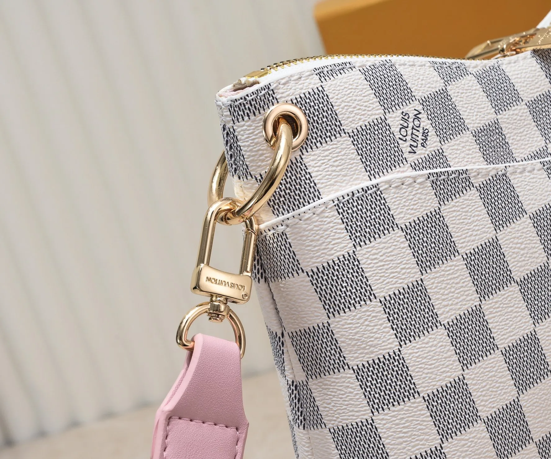 💰Large 300💰💰Small 280💰Upgraded from the original M45353 M45354 M45355 A new Odeon medium and small handbag is launched in the autumn and winter of 2020, using Monogram canvas and reinforced leather corners to convey a retro feel. The adjustable shoulder strap makes it easy to carry on the shoulder or across the body, and the zipper allows easy access to your belongings. Monogram coated canvas Semi-distressed vegetable tanned leather Natural cowhide and colorful cowhide trim Fabric lining Metal hardware Leather corners Shoulder strap loops Double zip closure External patch pocket with magnetic closure
