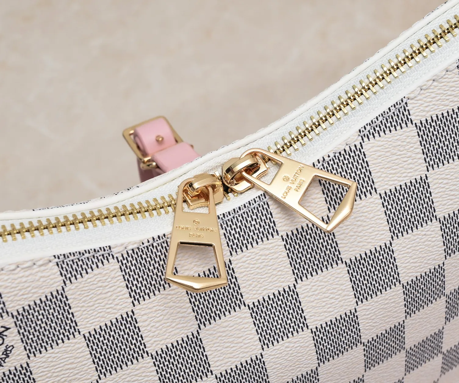 💰Large 300💰💰Small 280💰Upgraded from the original M45353 M45354 M45355 A new Odeon medium and small handbag is launched in the autumn and winter of 2020, using Monogram canvas and reinforced leather corners to convey a retro feel. The adjustable shoulder strap makes it easy to carry on the shoulder or across the body, and the zipper allows easy access to your belongings. Monogram coated canvas Semi-distressed vegetable tanned leather Natural cowhide and colorful cowhide trim Fabric lining Metal hardware Leather corners Shoulder strap loops Double zip closure External patch pocket with magnetic closure