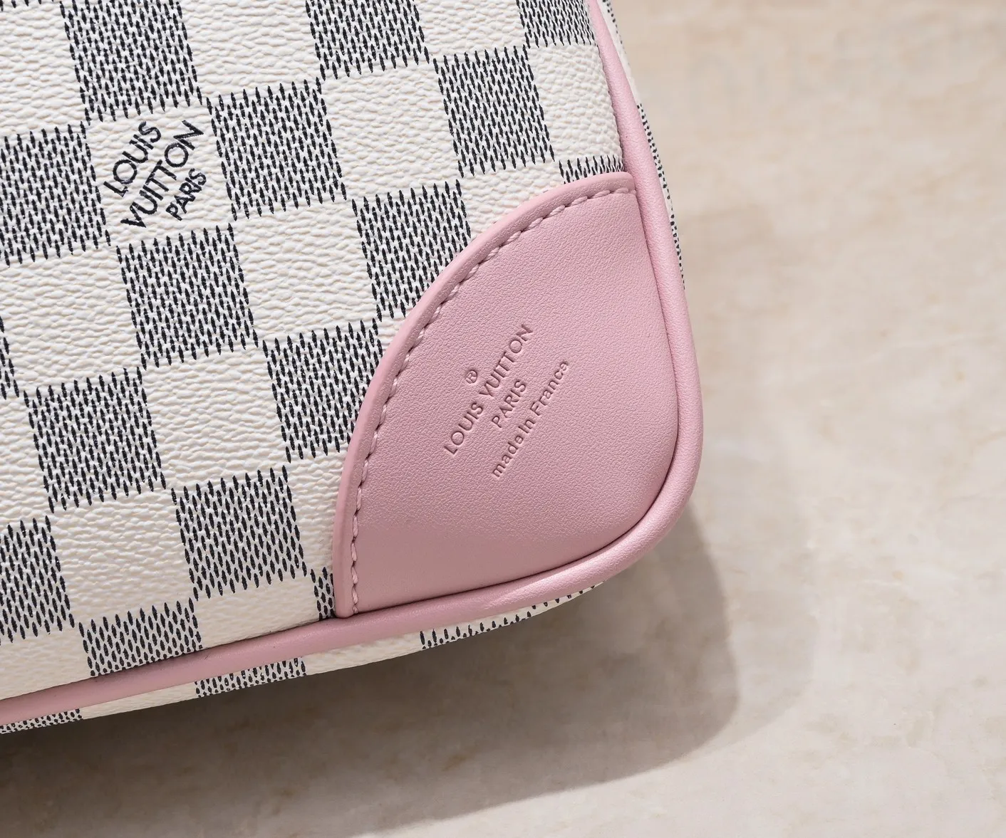 💰Large 300💰💰Small 280💰Upgraded from the original M45353 M45354 M45355 A new Odeon medium and small handbag is launched in the autumn and winter of 2020, using Monogram canvas and reinforced leather corners to convey a retro feel. The adjustable shoulder strap makes it easy to carry on the shoulder or across the body, and the zipper allows easy access to your belongings. Monogram coated canvas Semi-distressed vegetable tanned leather Natural cowhide and colorful cowhide trim Fabric lining Metal hardware Leather corners Shoulder strap loops Double zip closure External patch pocket with magnetic closure