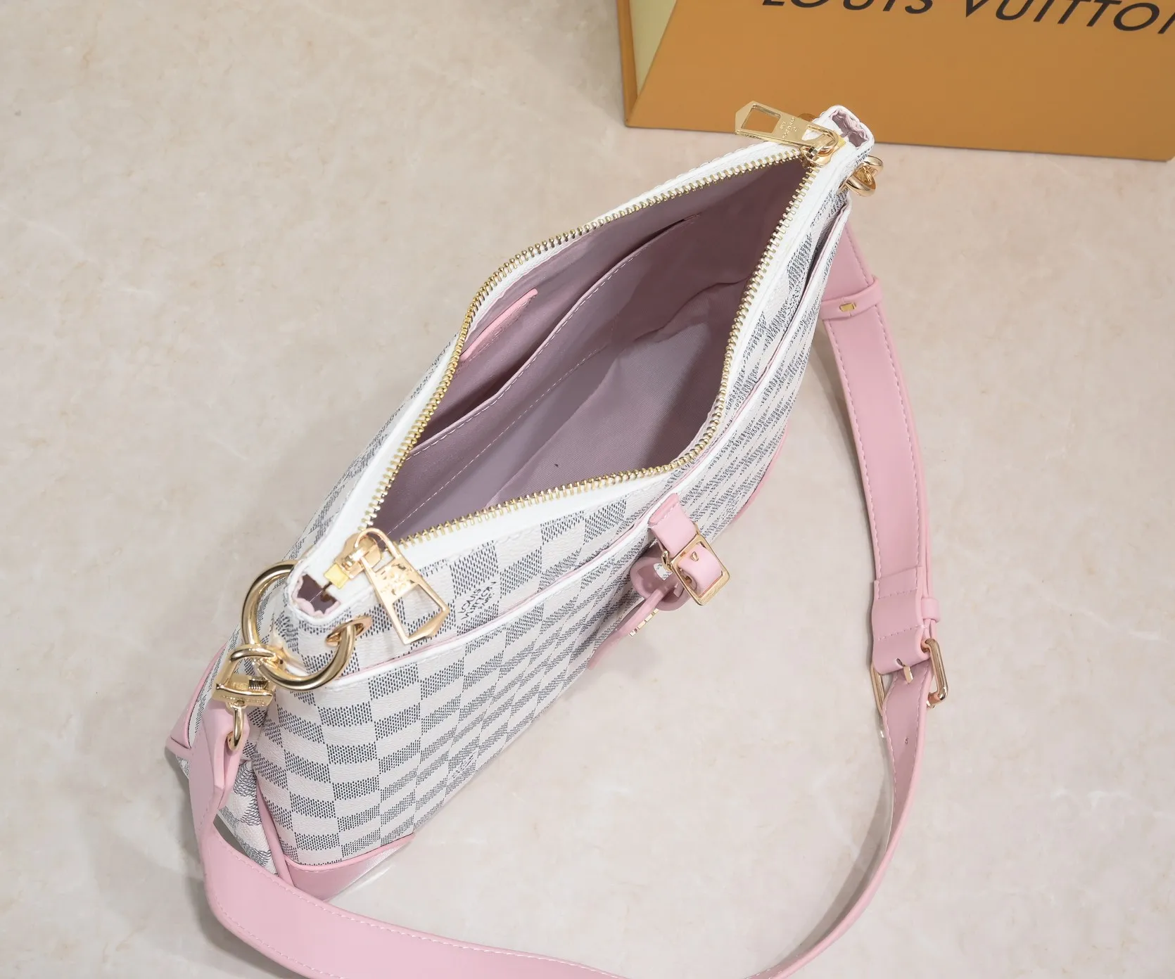 💰Large 300💰💰Small 280💰Upgraded from the original M45353 M45354 M45355 A new Odeon medium and small handbag is launched in the autumn and winter of 2020, using Monogram canvas and reinforced leather corners to convey a retro feel. The adjustable shoulder strap makes it easy to carry on the shoulder or across the body, and the zipper allows easy access to your belongings. Monogram coated canvas Semi-distressed vegetable tanned leather Natural cowhide and colorful cowhide trim Fabric lining Metal hardware Leather corners Shoulder strap loops Double zip closure External patch pocket with magnetic closure