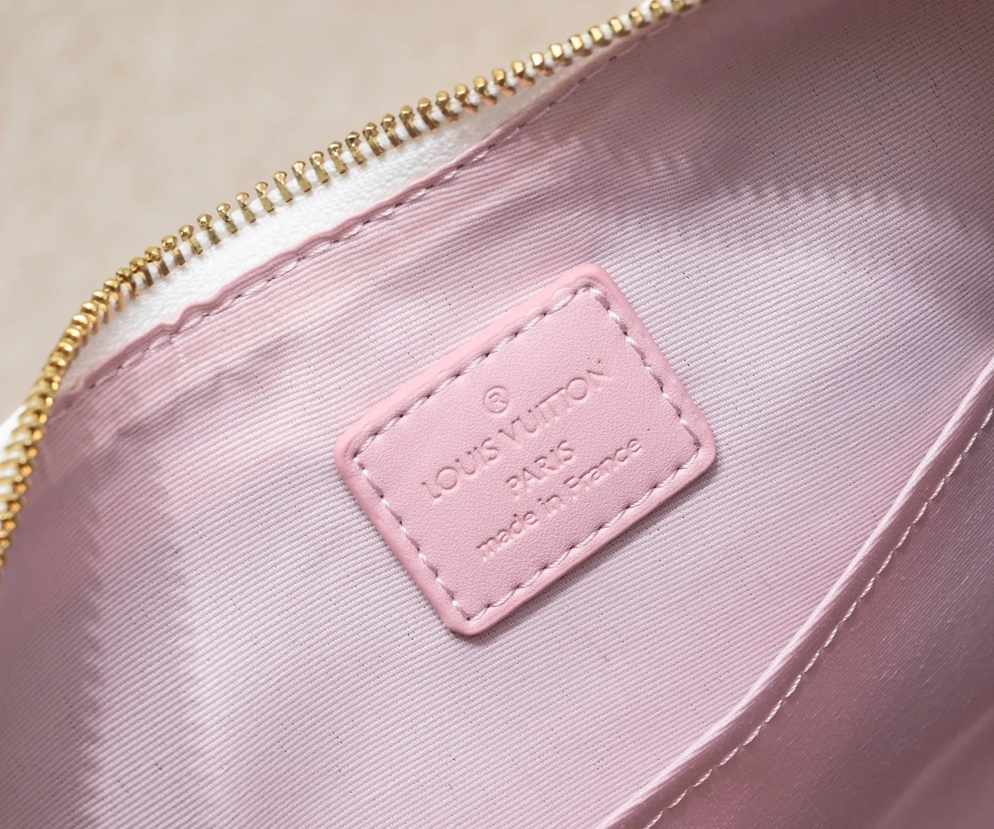 💰Large 300💰💰Small 280💰Upgraded from the original M45353 M45354 M45355 A new Odeon medium and small handbag is launched in the autumn and winter of 2020, using Monogram canvas and reinforced leather corners to convey a retro feel. The adjustable shoulder strap makes it easy to carry on the shoulder or across the body, and the zipper allows easy access to your belongings. Monogram coated canvas Semi-distressed vegetable tanned leather Natural cowhide and colorful cowhide trim Fabric lining Metal hardware Leather corners Shoulder strap loops Double zip closure External patch pocket with magnetic closure