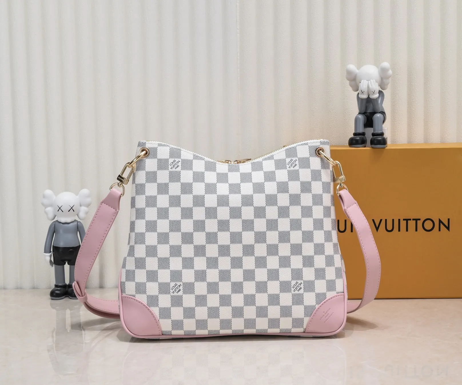 💰Large 300💰💰Small 280💰Upgraded from the original M45353 M45354 M45355 A new Odeon medium and small handbag is launched in the autumn and winter of 2020, using Monogram canvas and reinforced leather corners to convey a retro feel. The adjustable shoulder strap makes it easy to carry on the shoulder or across the body, and the zipper allows easy access to your belongings. Monogram coated canvas Semi-distressed vegetable tanned leather Natural cowhide and colorful cowhide trim Fabric lining Metal hardware Leather corners Shoulder strap loops Double zip closure External patch pocket with magnetic closure
