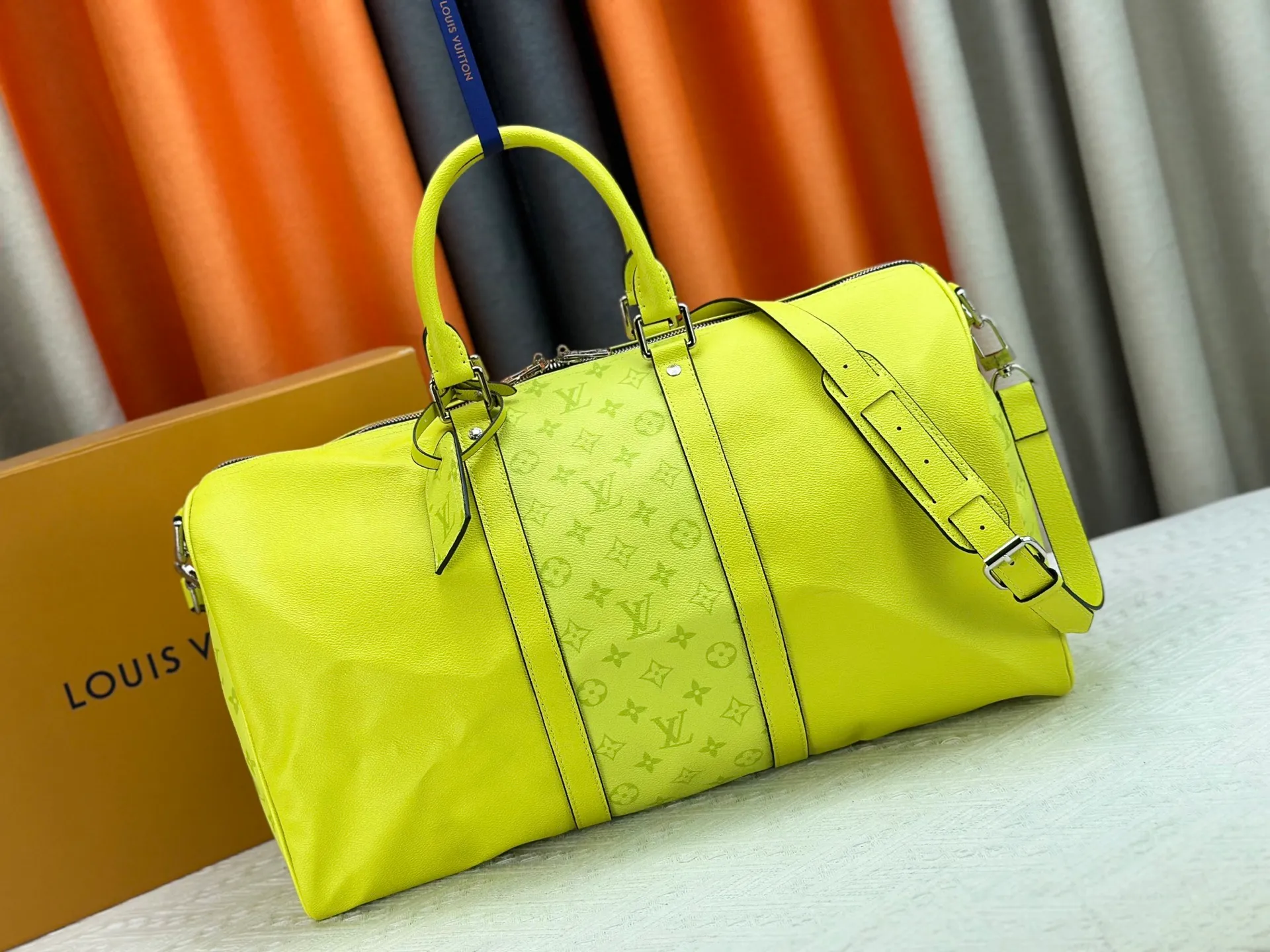P340 Upgraded original version M30941 yellow M30885 white M53776 silver M30235 gram MTaigarama series newly launches this keepall travel bag, which is made of flexible Taïga leather and classic canvas to create a dynamic configuration. The size is just right to accommodate your travel needs, size: 50x29x23cm