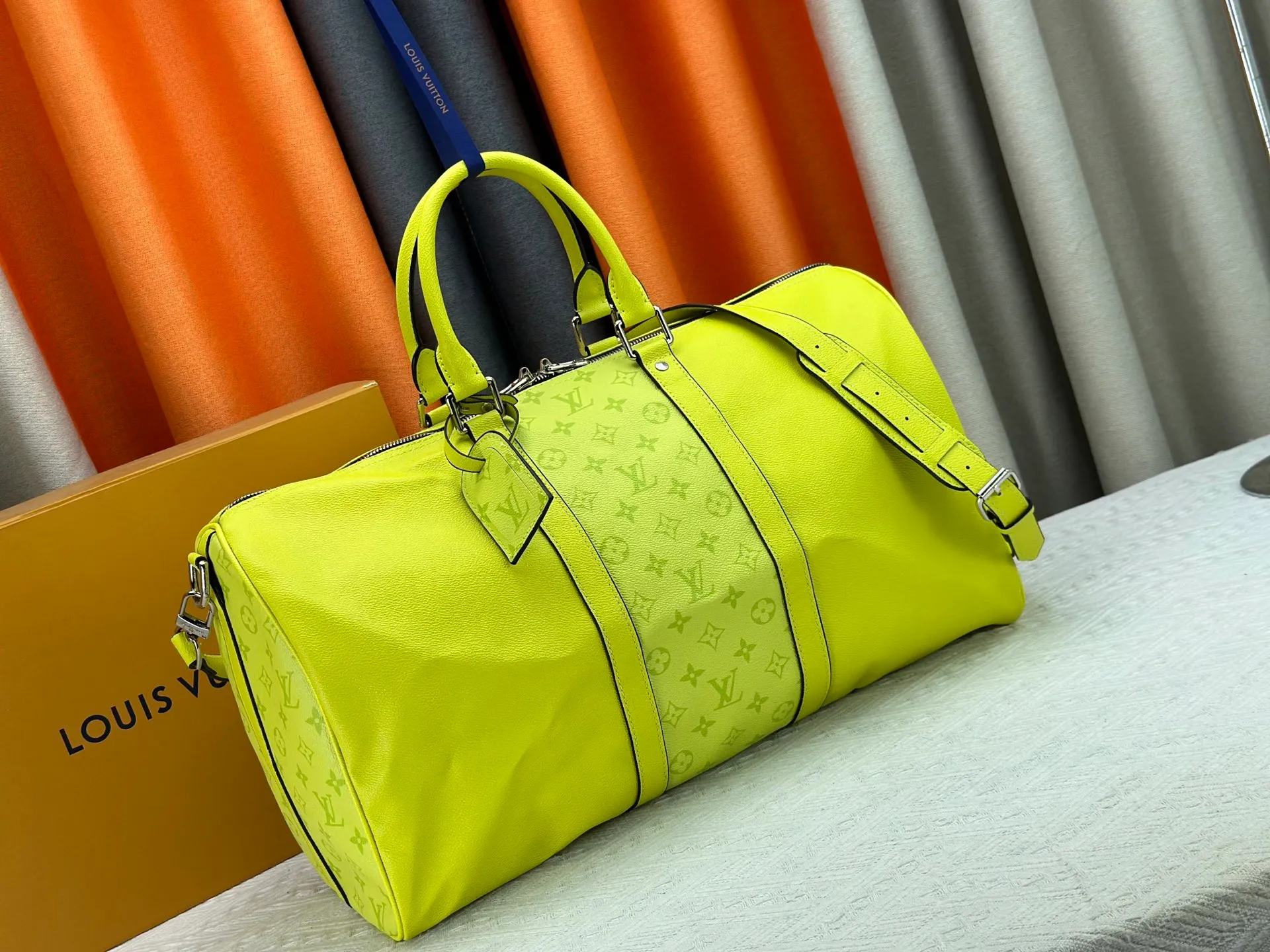 P340 Upgraded original version M30941 yellow M30885 white M53776 silver M30235 gram MTaigarama series newly launches this keepall travel bag, which is made of flexible Taïga leather and classic canvas to create a dynamic configuration. The size is just right to accommodate your travel needs, size: 50x29x23cm