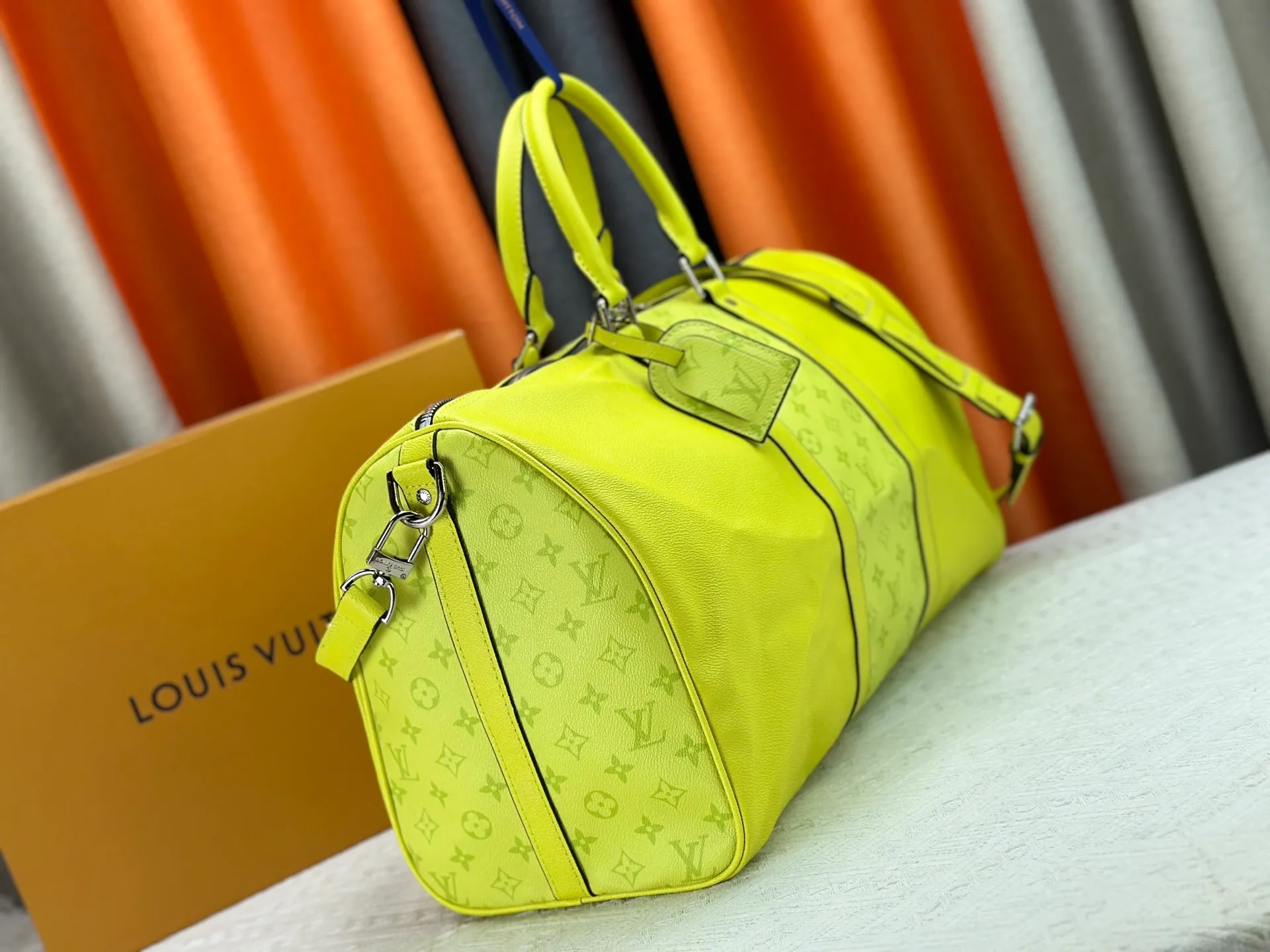 P340 Upgraded original version M30941 yellow M30885 white M53776 silver M30235 gram MTaigarama series newly launches this keepall travel bag, which is made of flexible Taïga leather and classic canvas to create a dynamic configuration. The size is just right to accommodate your travel needs, size: 50x29x23cm