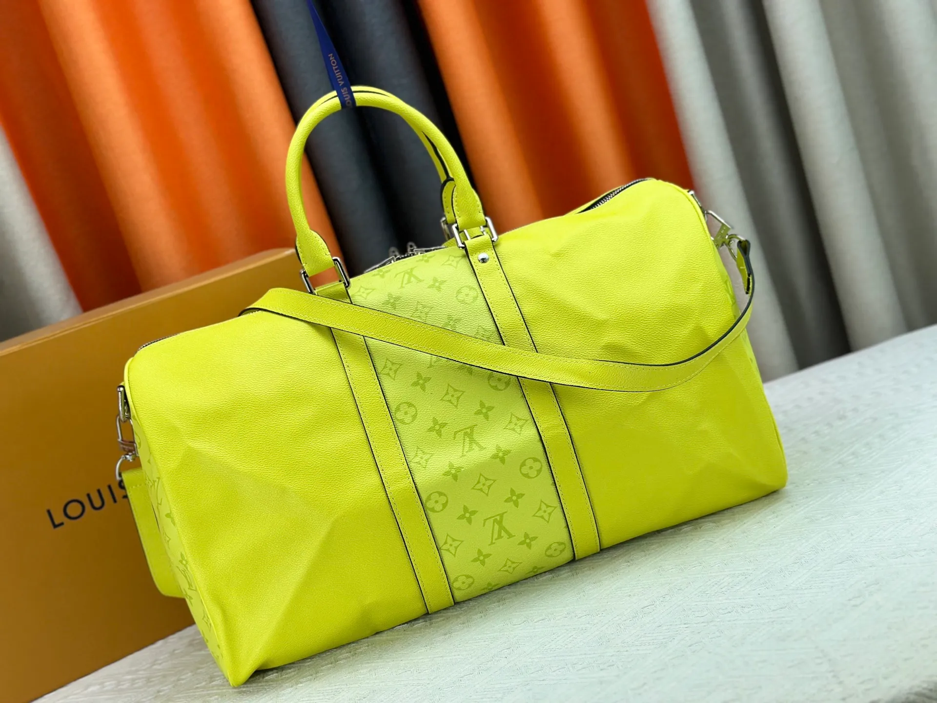 P340 Upgraded original version M30941 yellow M30885 white M53776 silver M30235 gram MTaigarama series newly launches this keepall travel bag, which is made of flexible Taïga leather and classic canvas to create a dynamic configuration. The size is just right to accommodate your travel needs, size: 50x29x23cm