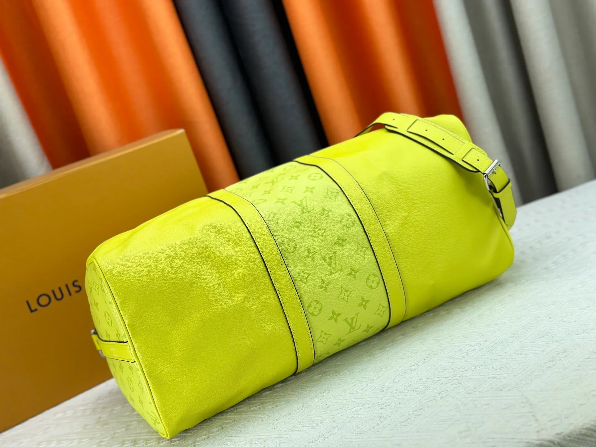P340 Upgraded original version M30941 yellow M30885 white M53776 silver M30235 gram MTaigarama series newly launches this keepall travel bag, which is made of flexible Taïga leather and classic canvas to create a dynamic configuration. The size is just right to accommodate your travel needs, size: 50x29x23cm