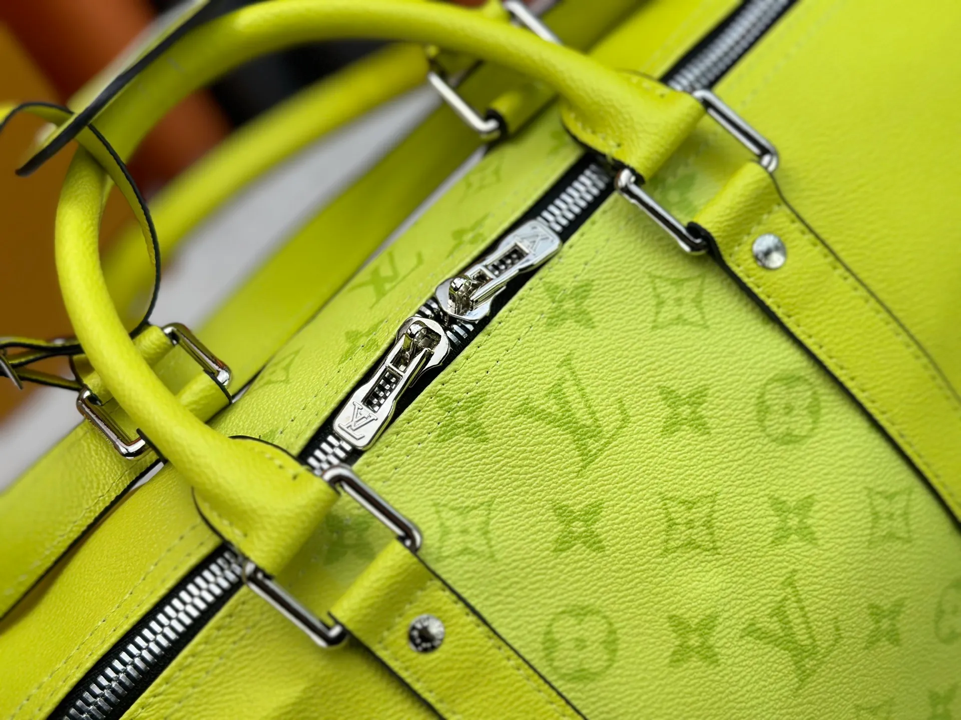 P340 Upgraded original version M30941 yellow M30885 white M53776 silver M30235 gram MTaigarama series newly launches this keepall travel bag, which is made of flexible Taïga leather and classic canvas to create a dynamic configuration. The size is just right to accommodate your travel needs, size: 50x29x23cm