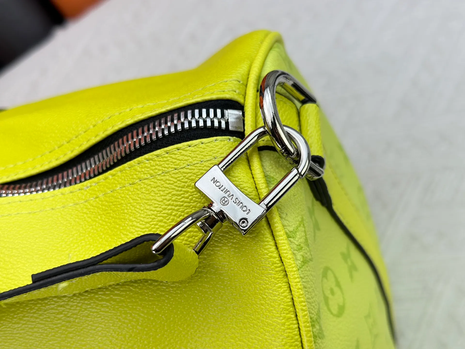 P340 Upgraded original version M30941 yellow M30885 white M53776 silver M30235 gram MTaigarama series newly launches this keepall travel bag, which is made of flexible Taïga leather and classic canvas to create a dynamic configuration. The size is just right to accommodate your travel needs, size: 50x29x23cm