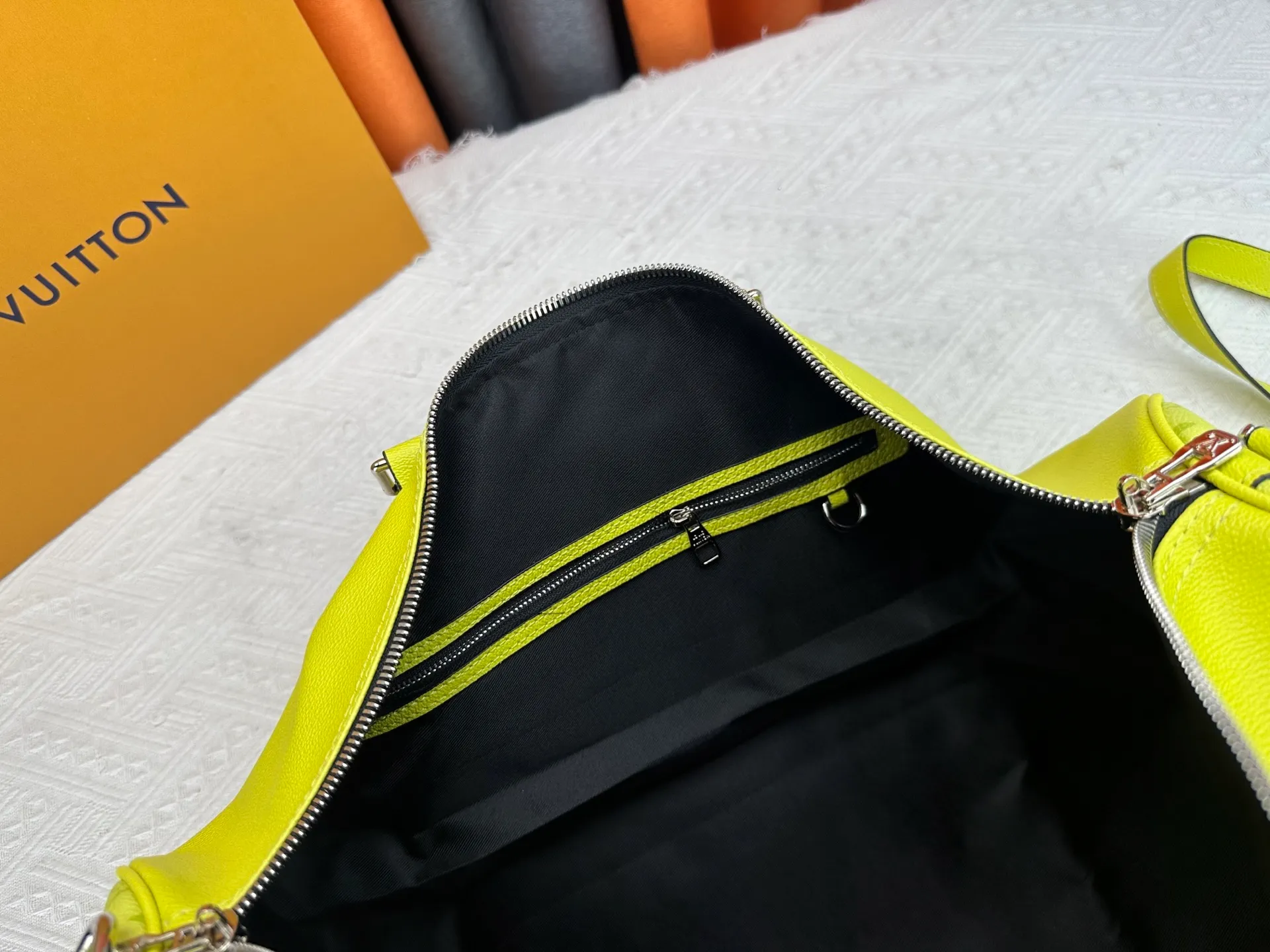 P340 Upgraded original version M30941 yellow M30885 white M53776 silver M30235 gram MTaigarama series newly launches this keepall travel bag, which is made of flexible Taïga leather and classic canvas to create a dynamic configuration. The size is just right to accommodate your travel needs, size: 50x29x23cm
