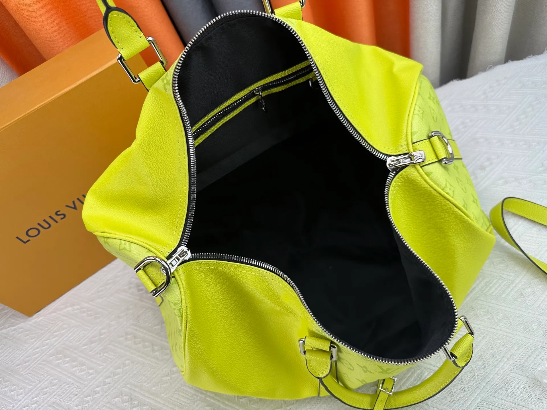 P340 Upgraded original version M30941 yellow M30885 white M53776 silver M30235 gram MTaigarama series newly launches this keepall travel bag, which is made of flexible Taïga leather and classic canvas to create a dynamic configuration. The size is just right to accommodate your travel needs, size: 50x29x23cm