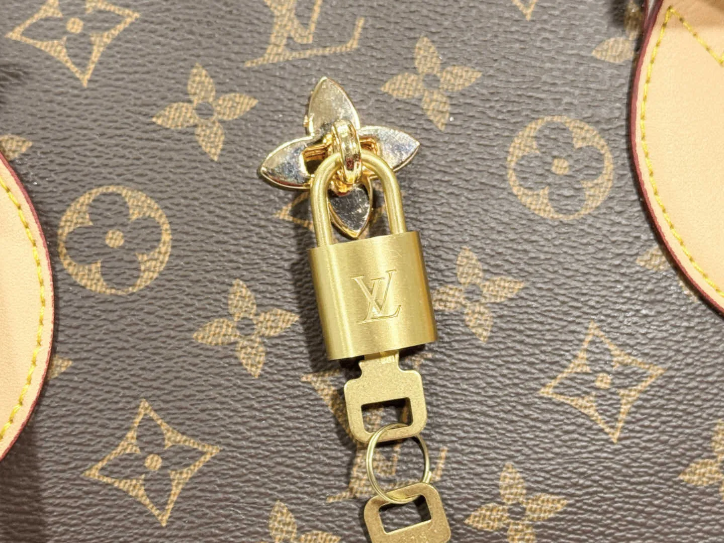 P Large 140 Small 130 Upgraded Original M44351 M44350 M44359 This FlowerBB zipper Tote handbag is made of soft Monogram canvas, equipped with smooth leather handles, shoulder straps and side seams. The shining golden metal flower padlock is the finishing touch. The versatile small bag has a soft, round shape that adds Louis Vuitton's signature femininity to casual looks. Large size 36-28-17, small size 29-23.5-13.5
