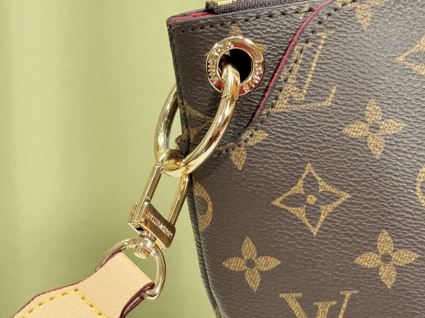 P Large 140 Small 130 Upgraded Original M44351 M44350 M44359 This FlowerBB zipper Tote handbag is made of soft Monogram canvas, equipped with smooth leather handles, shoulder straps and side seams. The shining golden metal flower padlock is the finishing touch. The versatile small bag has a soft, round shape that adds Louis Vuitton's signature femininity to casual looks. Large size 36-28-17, small size 29-23.5-13.5