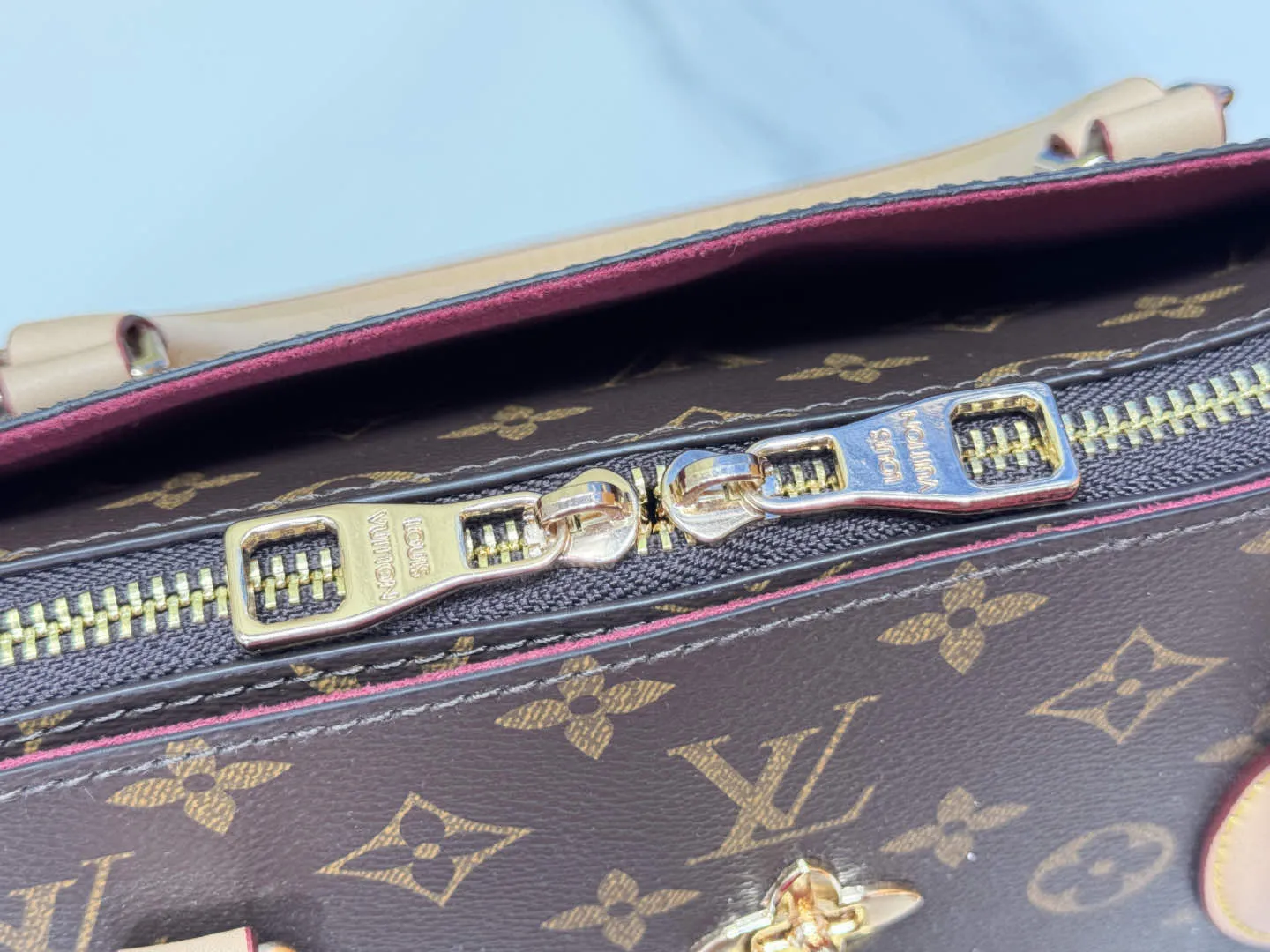 P Large 140 Small 130 Upgraded Original M44351 M44350 M44359 This FlowerBB zipper Tote handbag is made of soft Monogram canvas, equipped with smooth leather handles, shoulder straps and side seams. The shining golden metal flower padlock is the finishing touch. The versatile small bag has a soft, round shape that adds Louis Vuitton's signature femininity to casual looks. Large size 36-28-17, small size 29-23.5-13.5