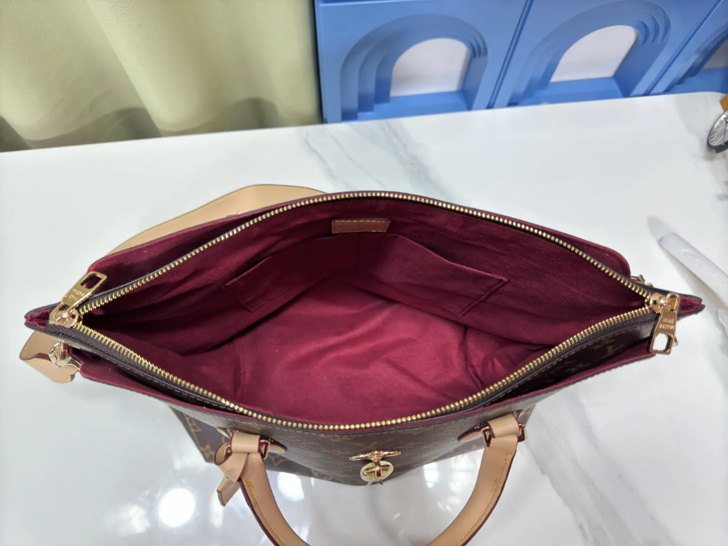 P Large 140 Small 130 Upgraded Original M44351 M44350 M44359 This FlowerBB zipper Tote handbag is made of soft Monogram canvas, equipped with smooth leather handles, shoulder straps and side seams. The shining golden metal flower padlock is the finishing touch. The versatile small bag has a soft, round shape that adds Louis Vuitton's signature femininity to casual looks. Large size 36-28-17, small size 29-23.5-13.5