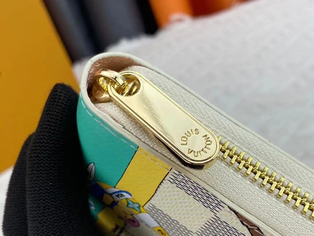 P150💰 M80857M60017 Japan limited wallet "Gibby Wallet", printed with Louis Vuitton's cute mascot "Vivian" illustration on single gram canvas. Brightly colored kites and cute mascots are combined, embellished with tiny single flowers. This is a collectible item that is perfect as a gift for those who love singles. Size: 19x 12.5x 3.0cm, 🎁🎁