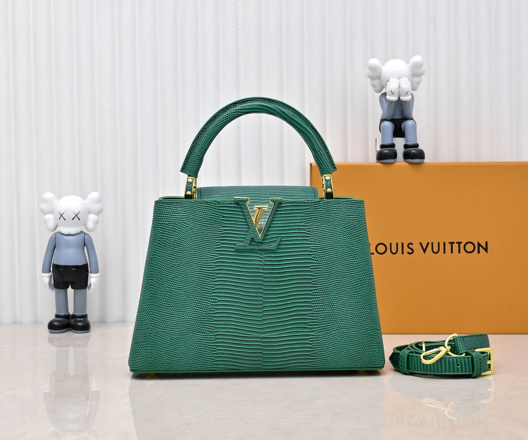Top-quality original P420 Guangzhou-made M99528 green lizard skin gold buckle CapucinesBB handbag exquisitely combines elegant lizard skin outer layer, delicate sheepskin lining and glossy metal parts. The iconic flap makes two styles fashionable. The LV logo can be read on the inside and Monogram flowers bloom on the outside. It can light up an eye-catching corner for evening occasions and add a personalized atmosphere to the wardrobe. Shine gorgeous style in day and night occasions.  Detailed features 27 x 18 x 9 cm (length x height x width)